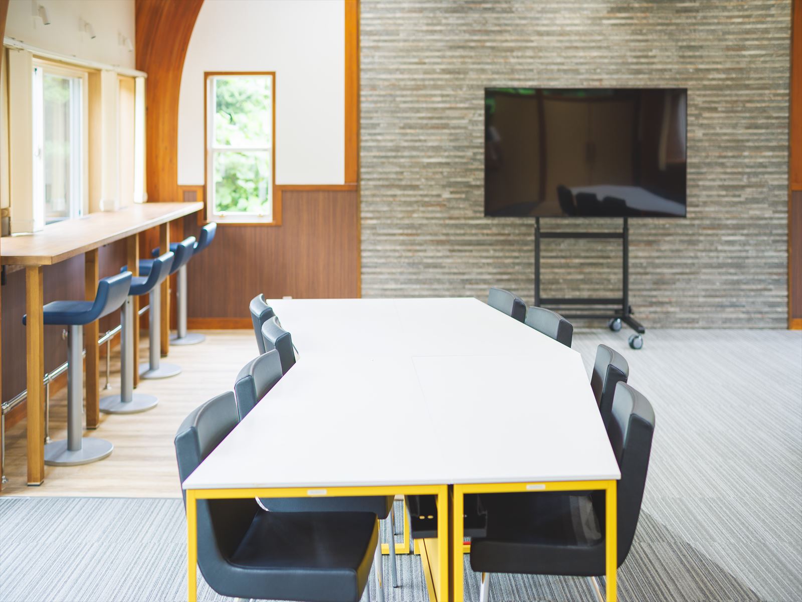 研修棟内観(窓際)