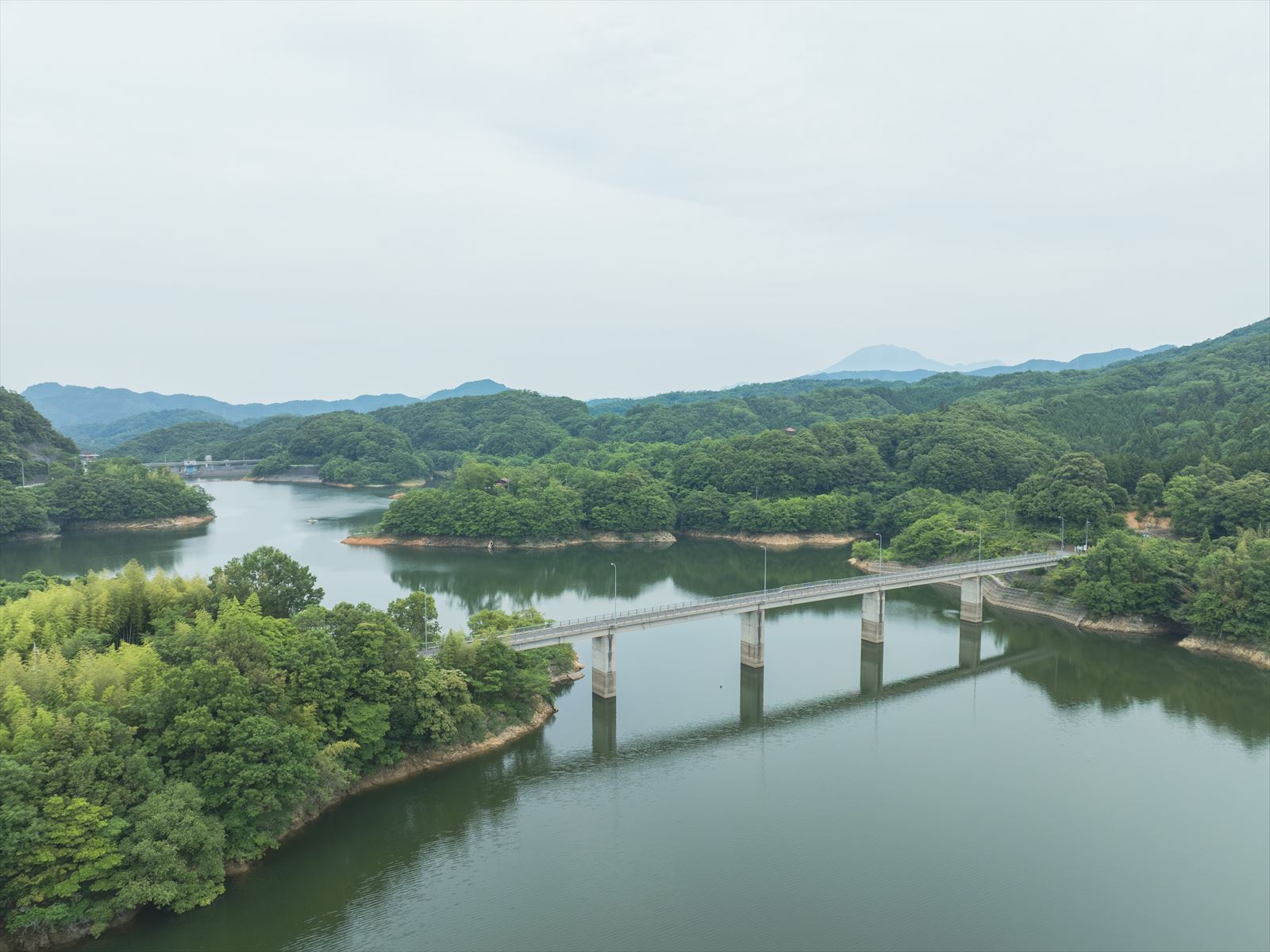 橋の見える湖畔の風景
