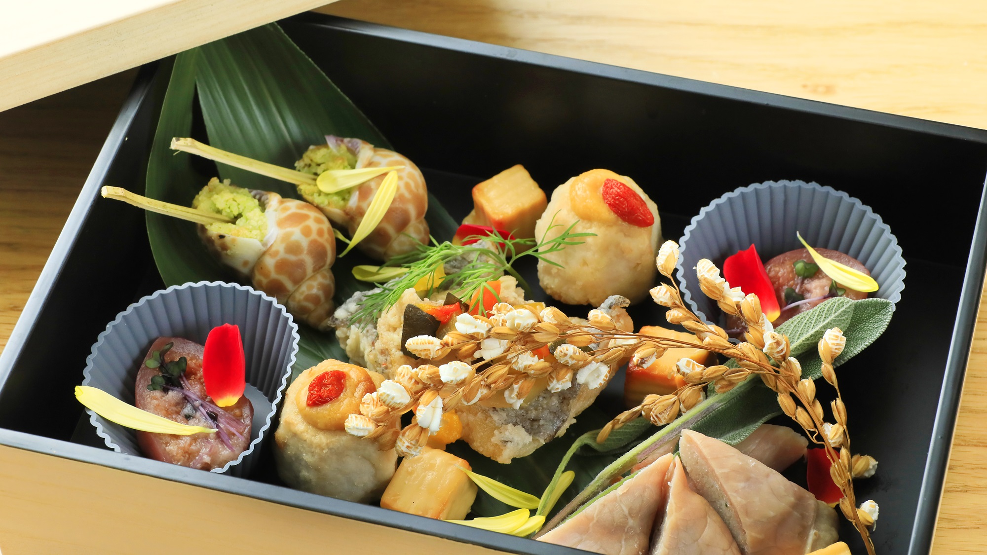 【ご夕食】色鮮やかな前菜盛り　（一例）