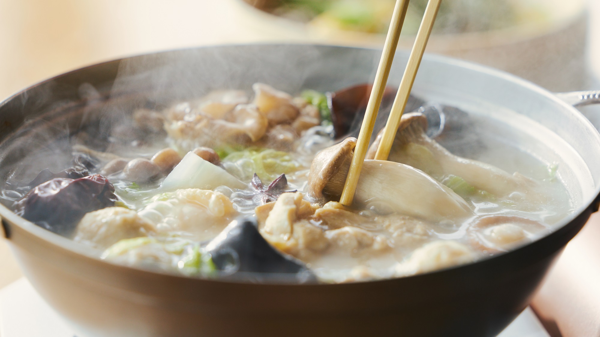 【ご夕食】コラーゲンたっぷり参鶏湯風薬膳鍋＜春夏限定＞（一例）