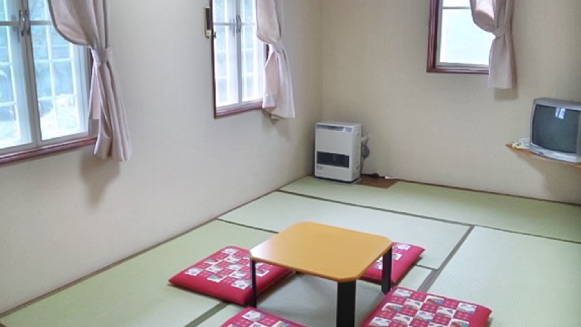 【和室】部屋には明るい光が差し込みます。気持ちのよい畳でゴロゴロ過ごすのも◎