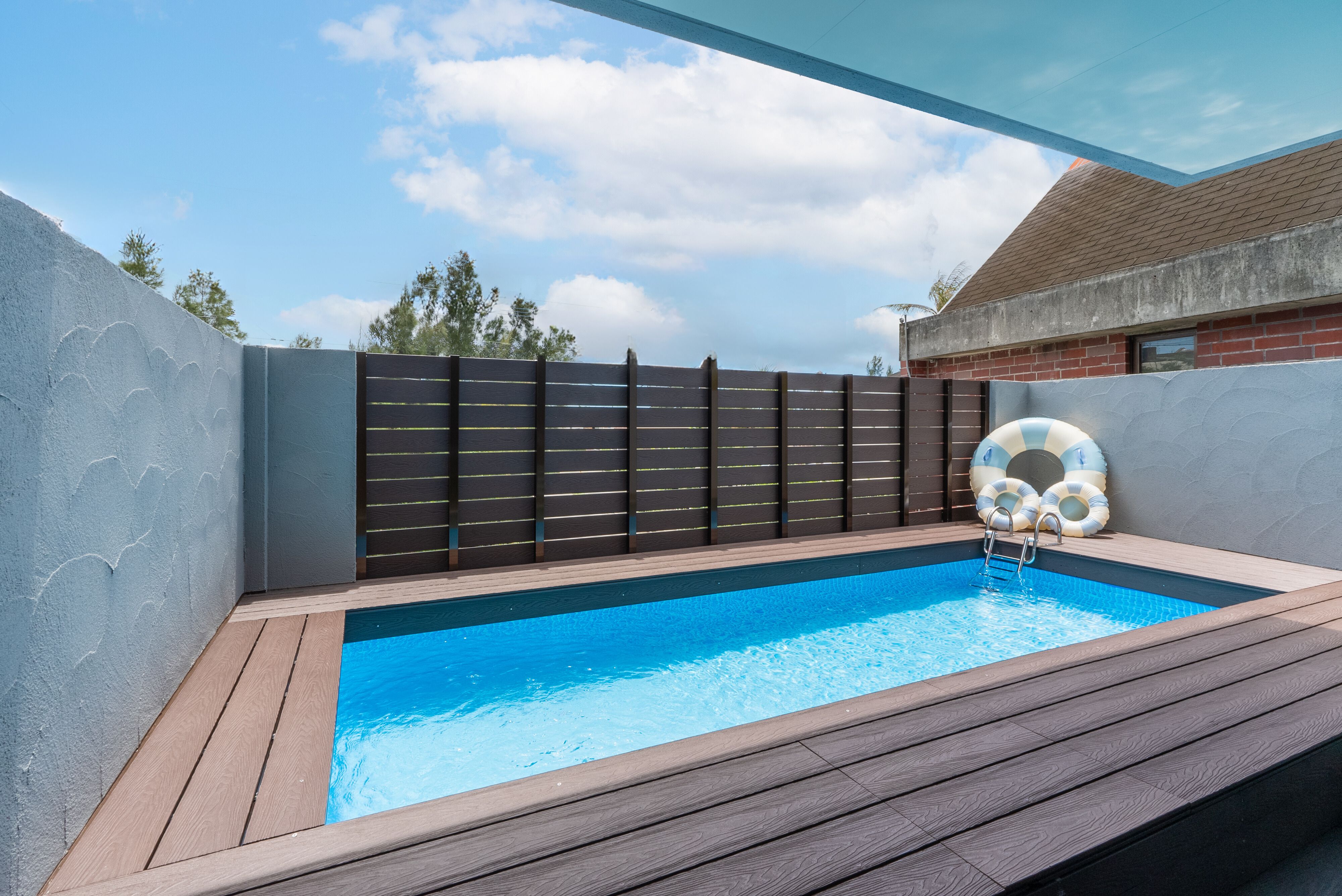 写真内の浮き輪は撮影用の備品です。常設はございません。