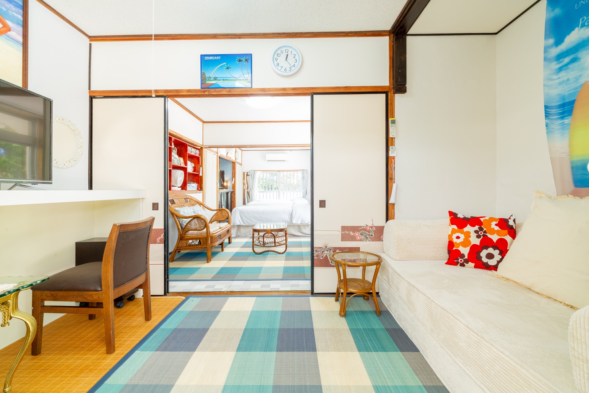 化粧室とクイーンサイズソファーベッドのお部屋です