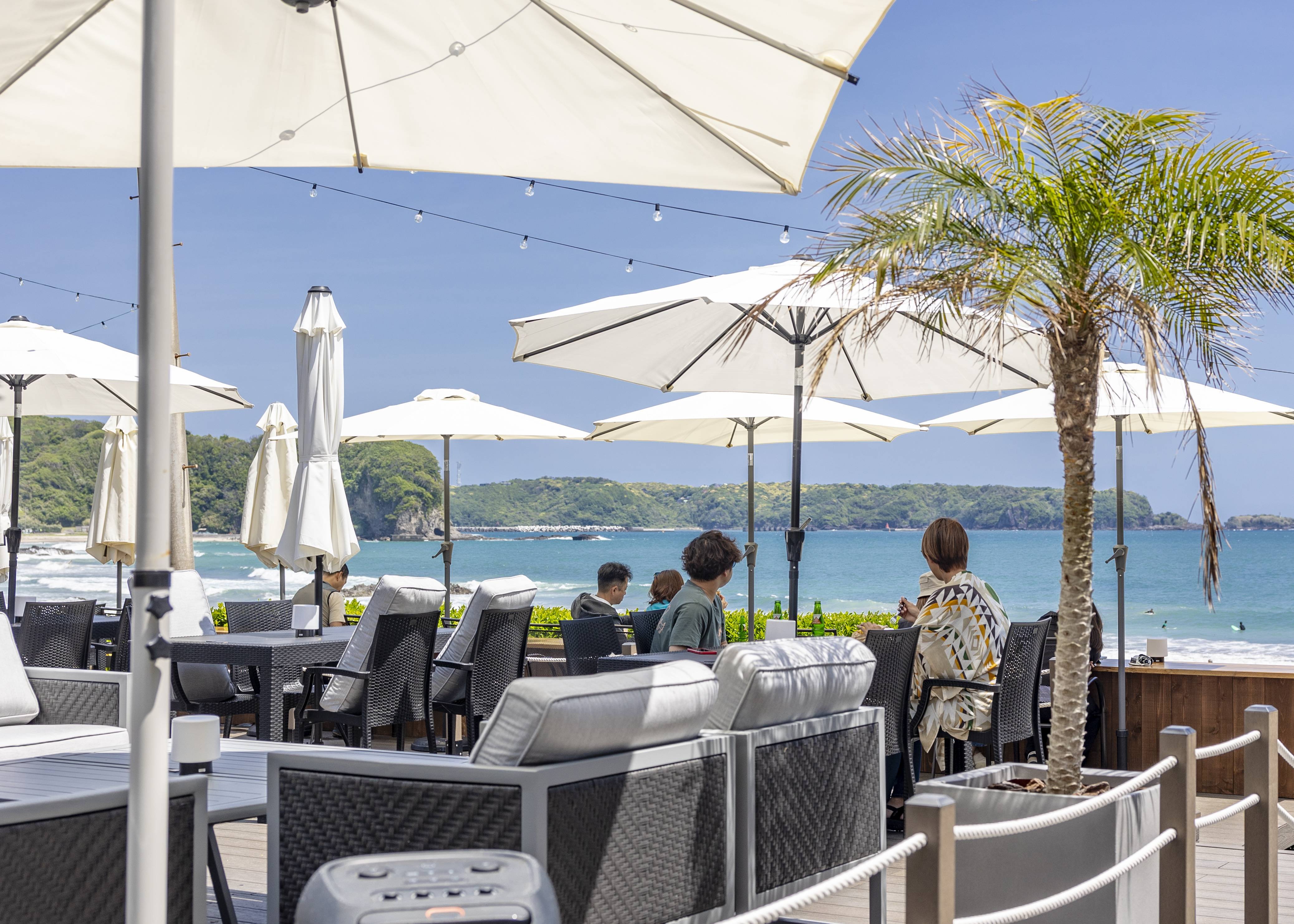 当館共用部のデッキスペースから望む入田浜のイメージです。