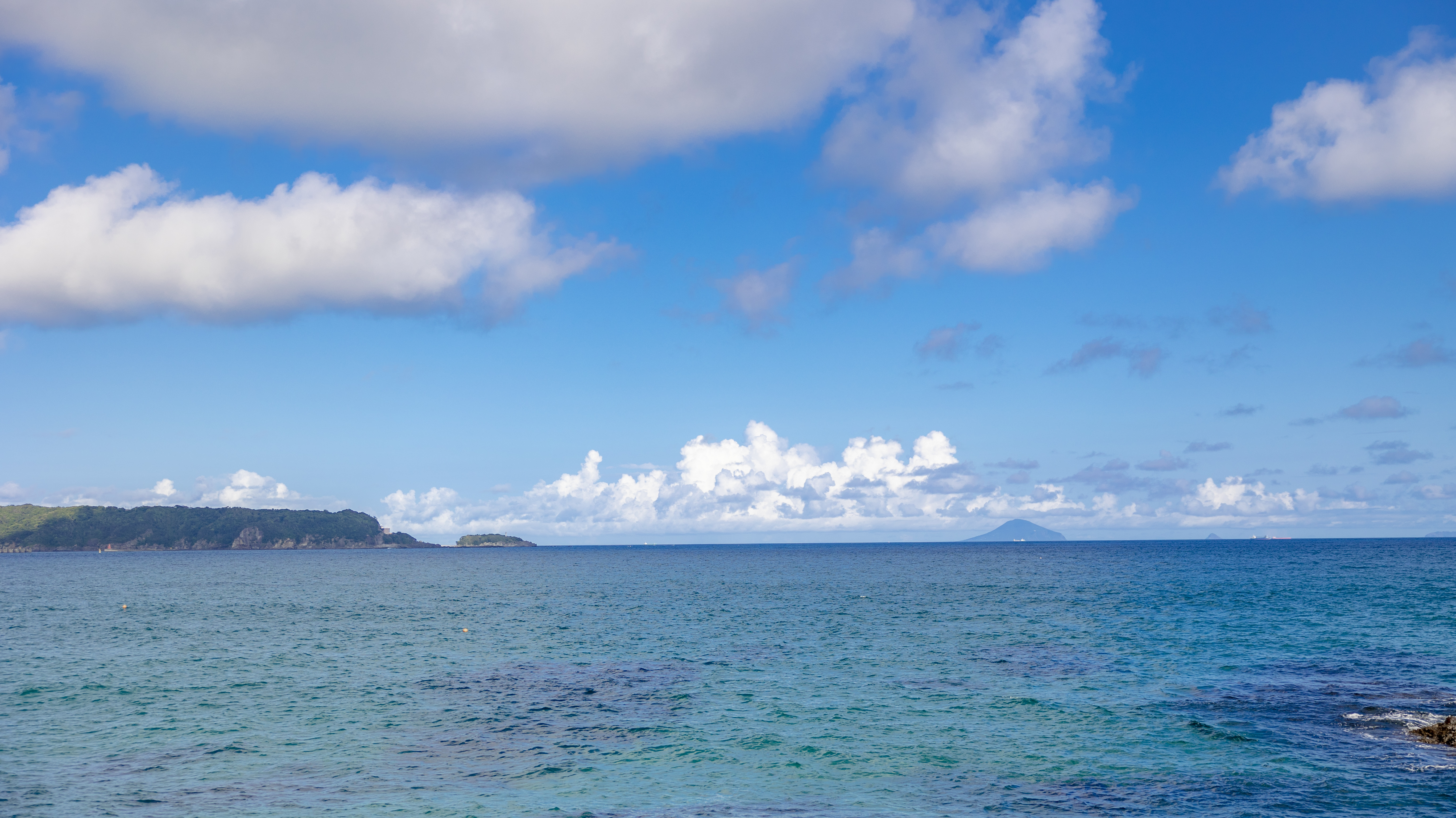 コバルトブルーの海