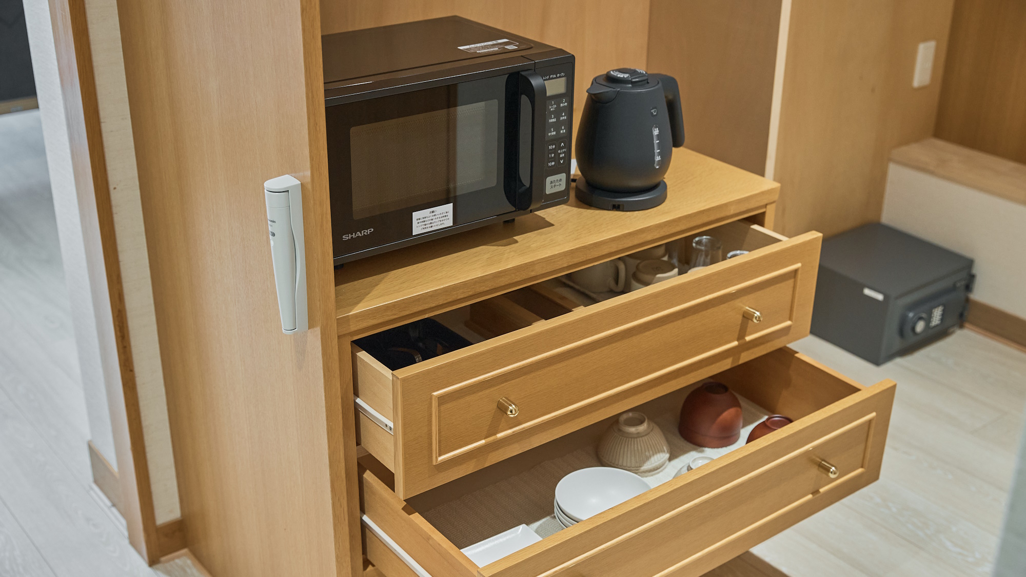 スタンダードルーム一例|電子レンジや食器一式を備え付けております。