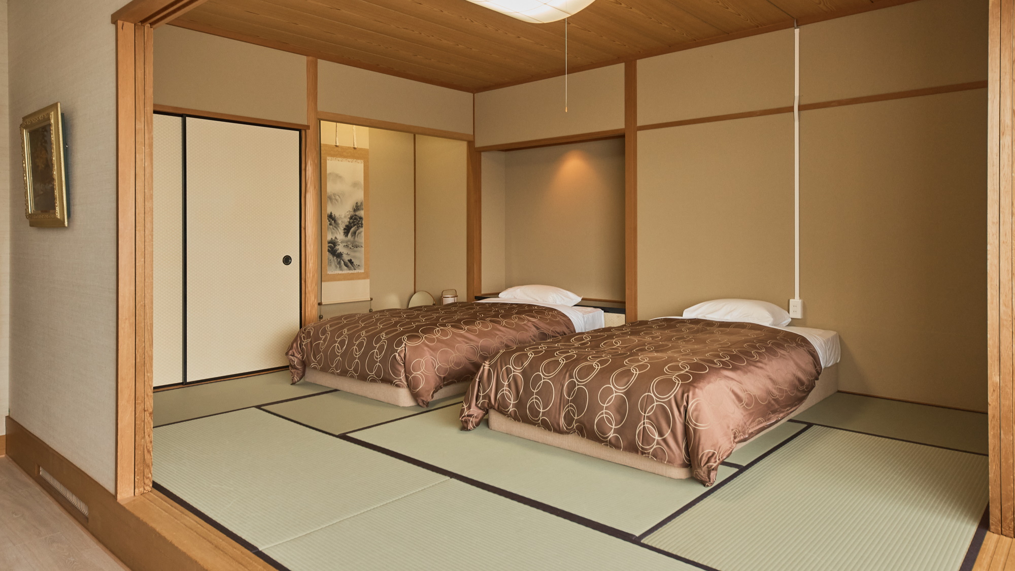スタンダードルーム一例|ベッド2台・布団2組で最大4名様でご利用いただけます。