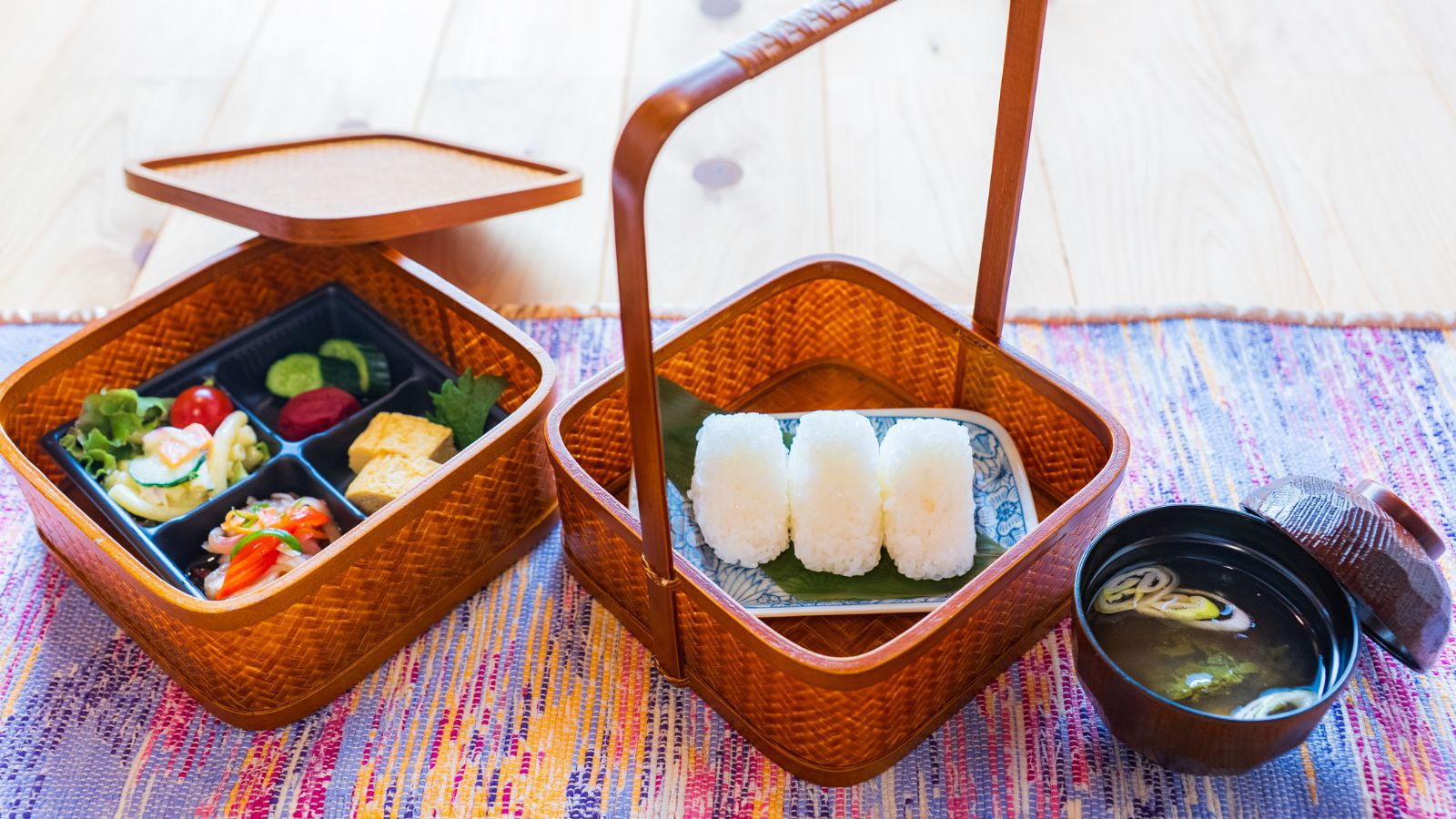 サービス朝食(おにぎり、おかず、お味噌汁)