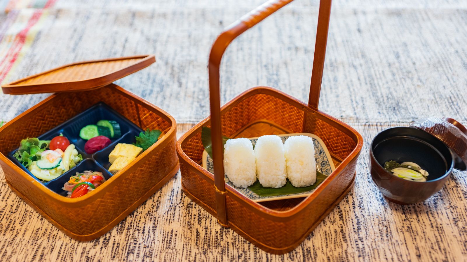 サービス朝食（おにぎり、おかず、お味噌汁）