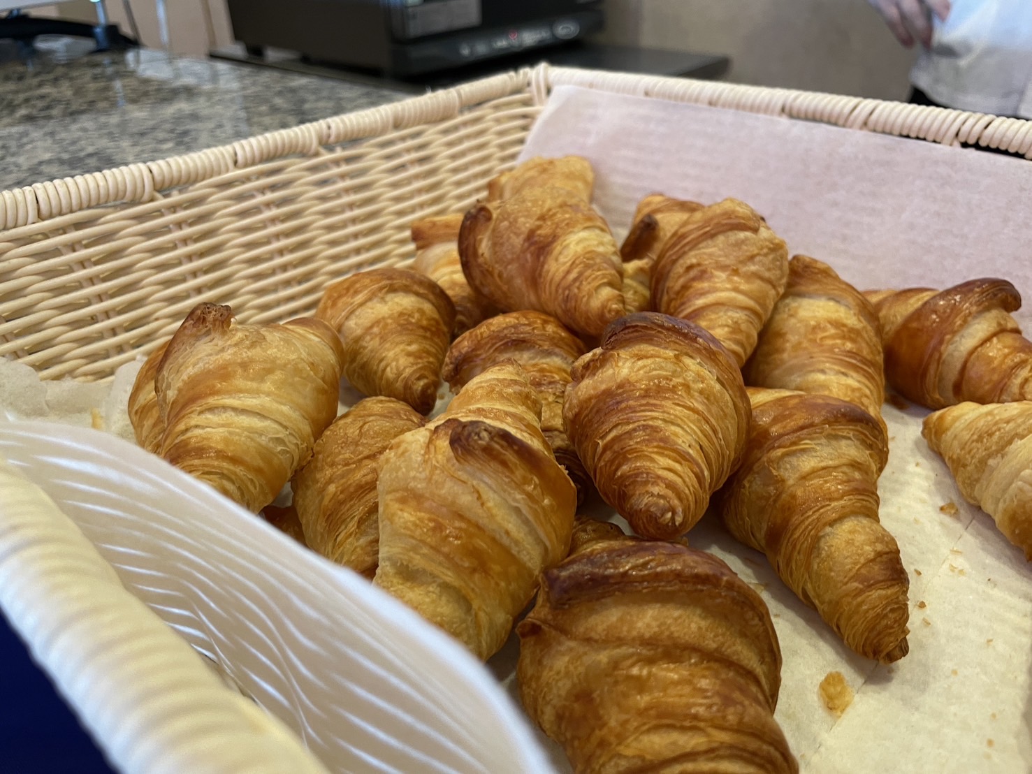 フランス産の発酵バターをたっぷり生地に練りこんだ 独特の香りと味が楽しめる上品な 「クロワッサン」