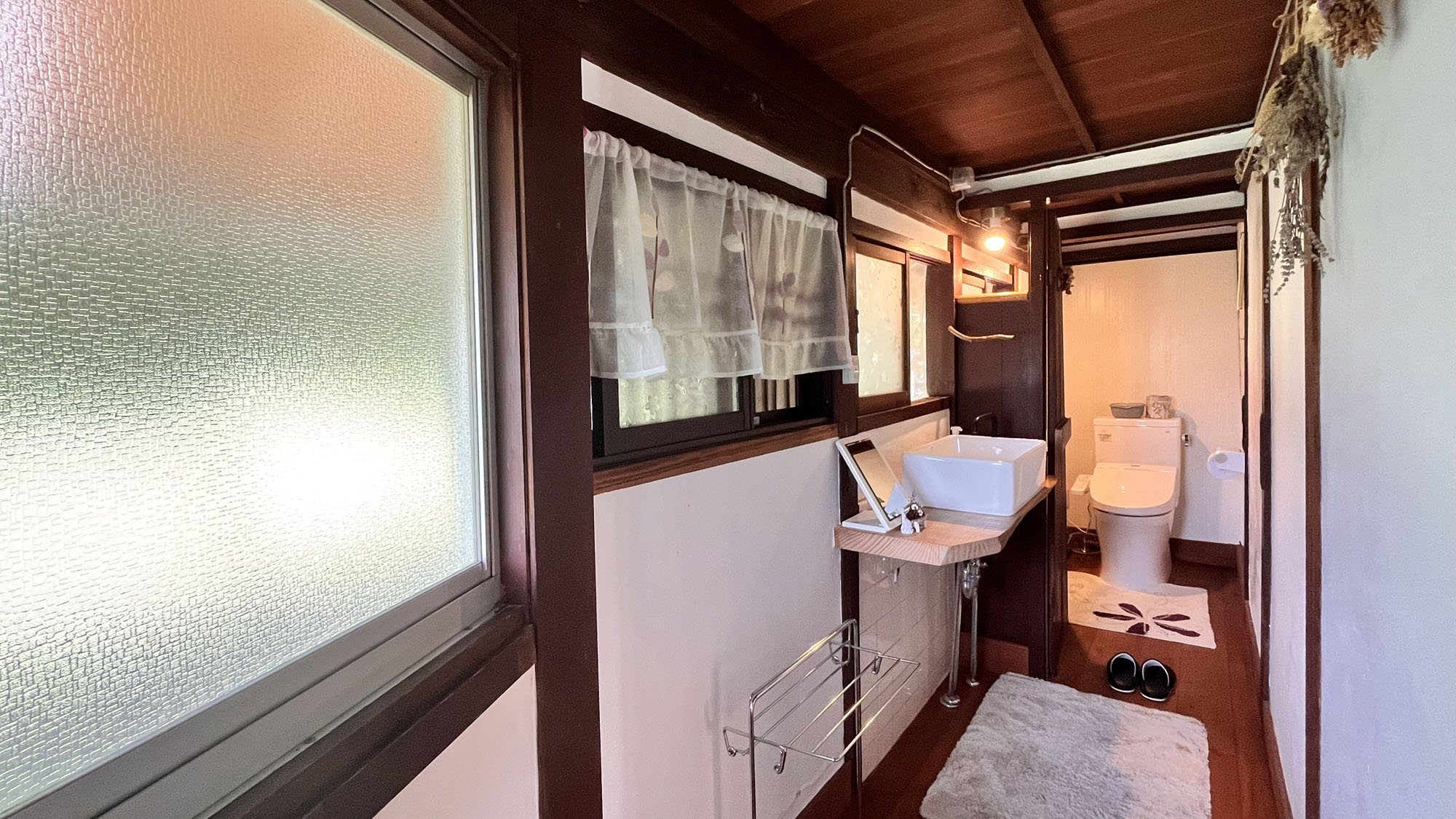 【母屋古民家1棟貸し】洗面台とトイレ(温水洗浄機能付き)