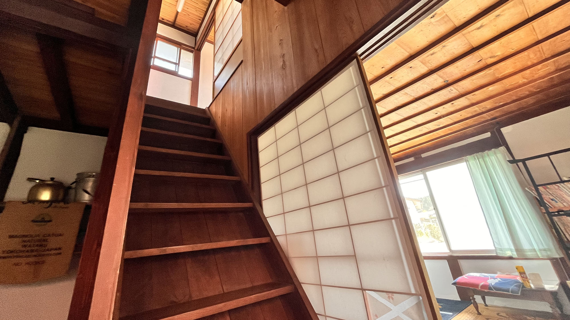 【別棟】旧納屋を活用しているため２階には昔ながらの急階段を上がります