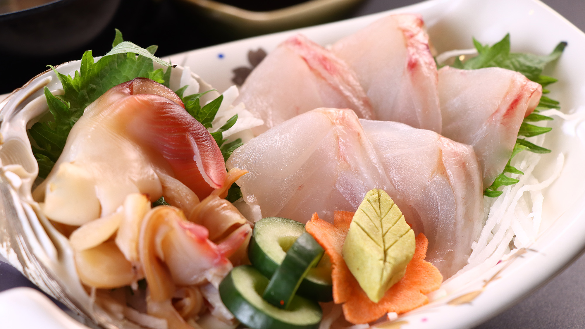 #新鮮おつくり　旬の魚介類をご用意しております