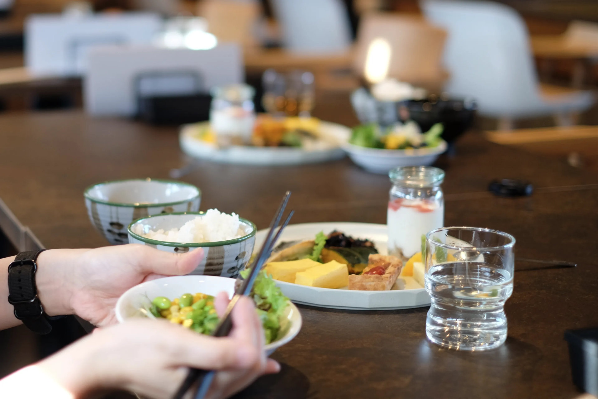 【レストランねをはす】朝食はビュッフェ、もしくはワンプレート付きのハーフビュッフェでご案内。