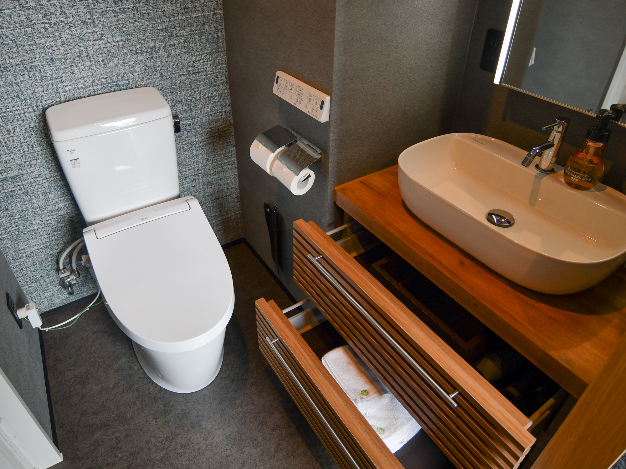 ヨーロピアンスタイルの客室は洗面とトイレが隣接