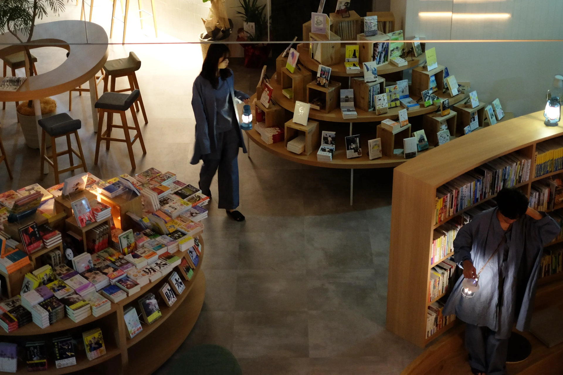 【夜の本屋】ぜひ当ホテルこだわりのリラクシングウェアでゆったりお過ごしください。