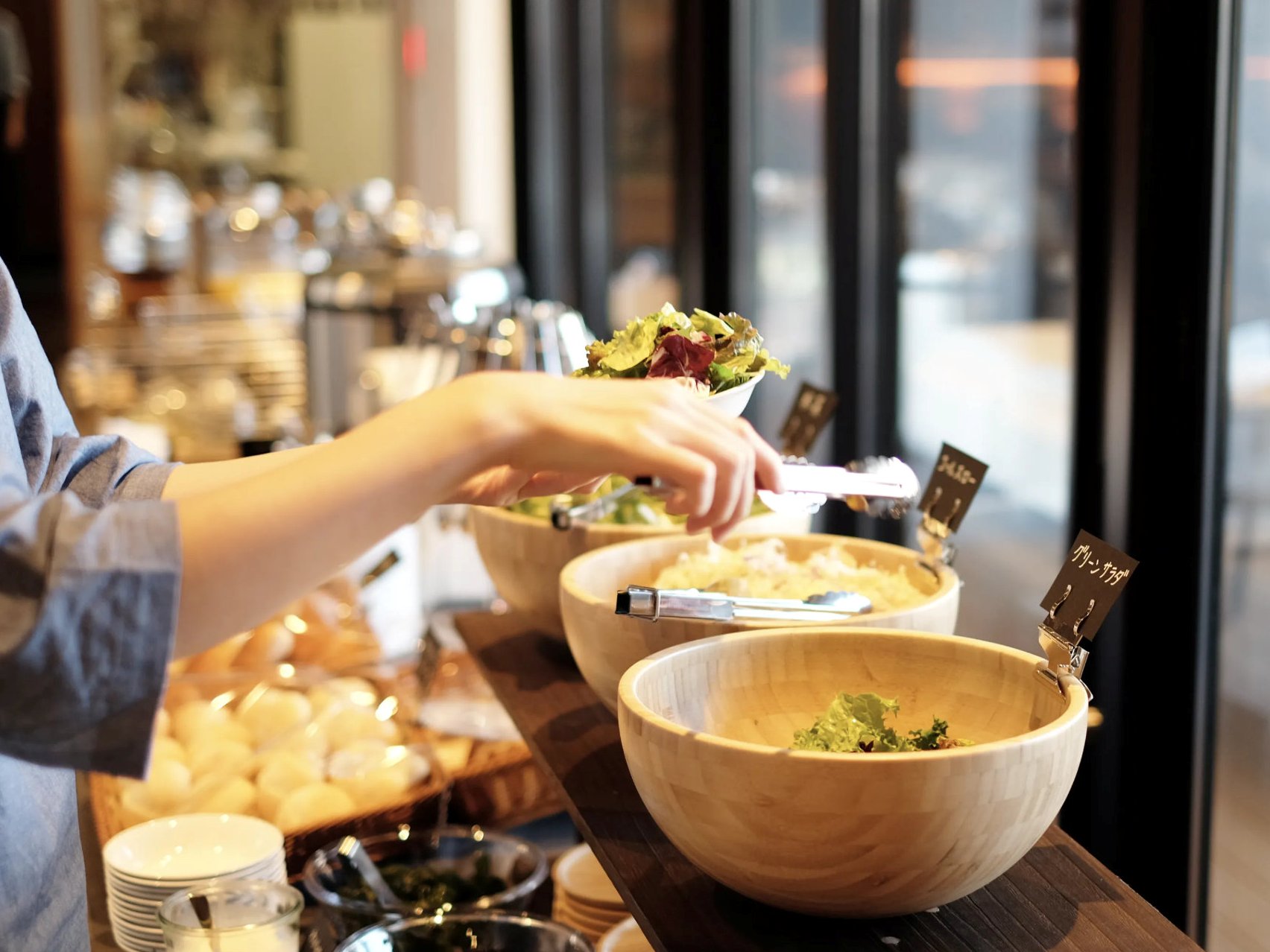 【レストランねをはす】洋朝食にはパンをはじめ、フレッシュなサラダ、温かいスープ、各種ドリンクをご用意