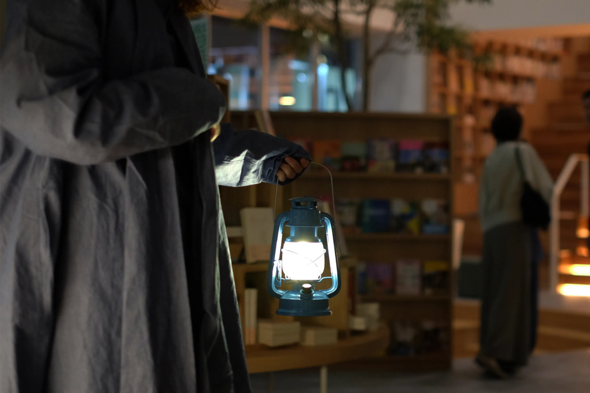 【夜の本屋】ランタンを片手に本屋を楽しむ体験は当ホテルならでは