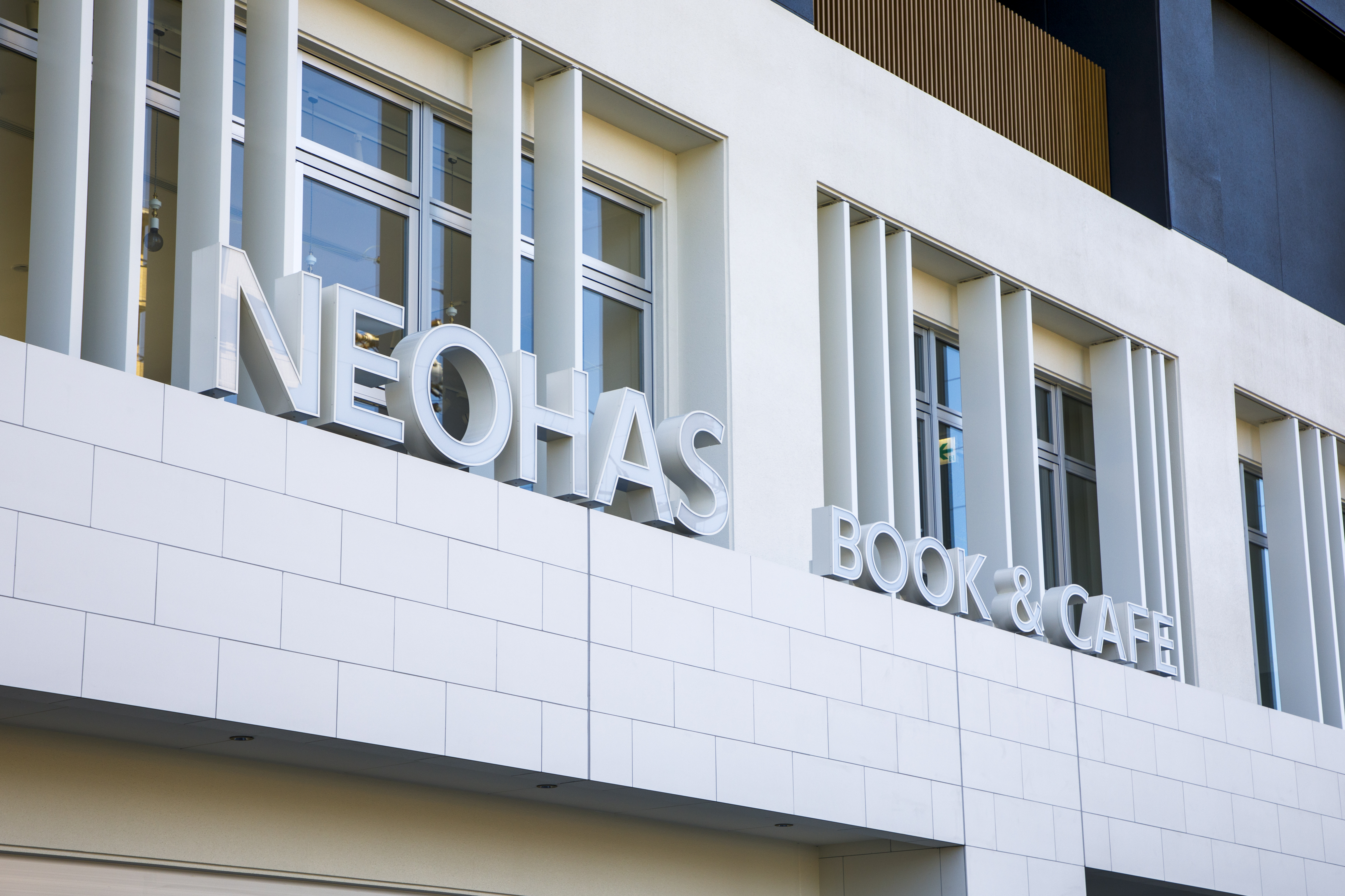 1・2階が書店、3階にレストラン・ロビー、4階からがホテル客室の構成。