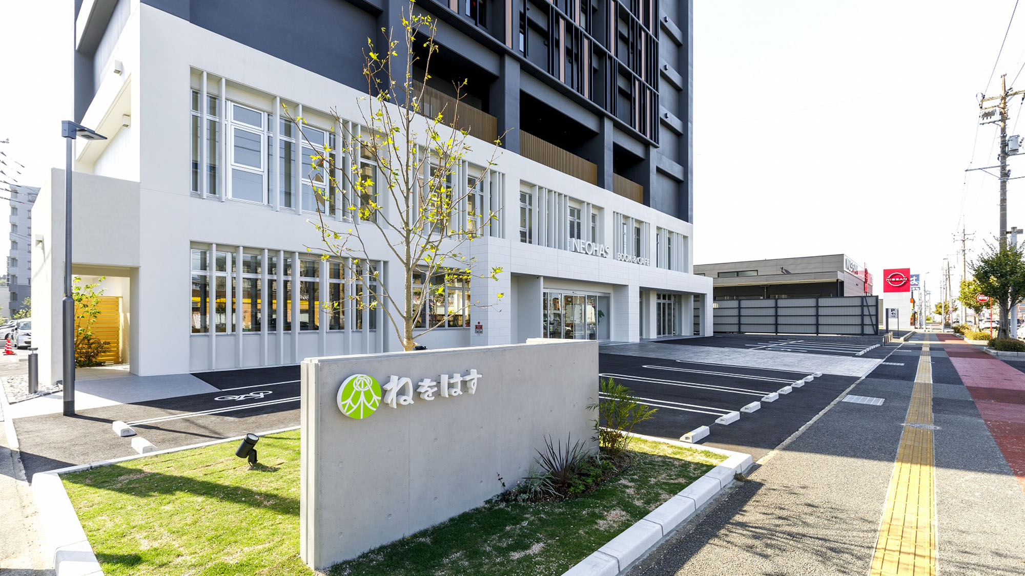・【外観】新下関駅から徒歩６分の立地。駐車場もご利用可能（33台分）