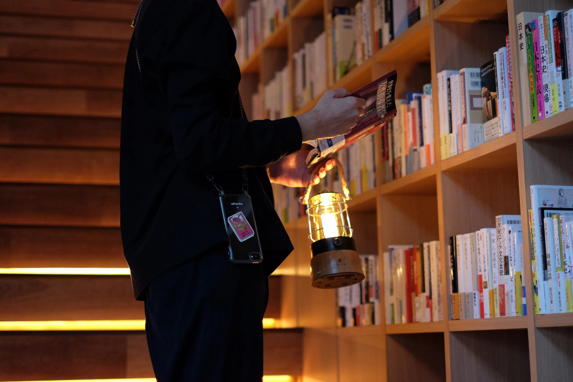 【夜の本屋】2階へ続く階段にも本がずらりと並びます