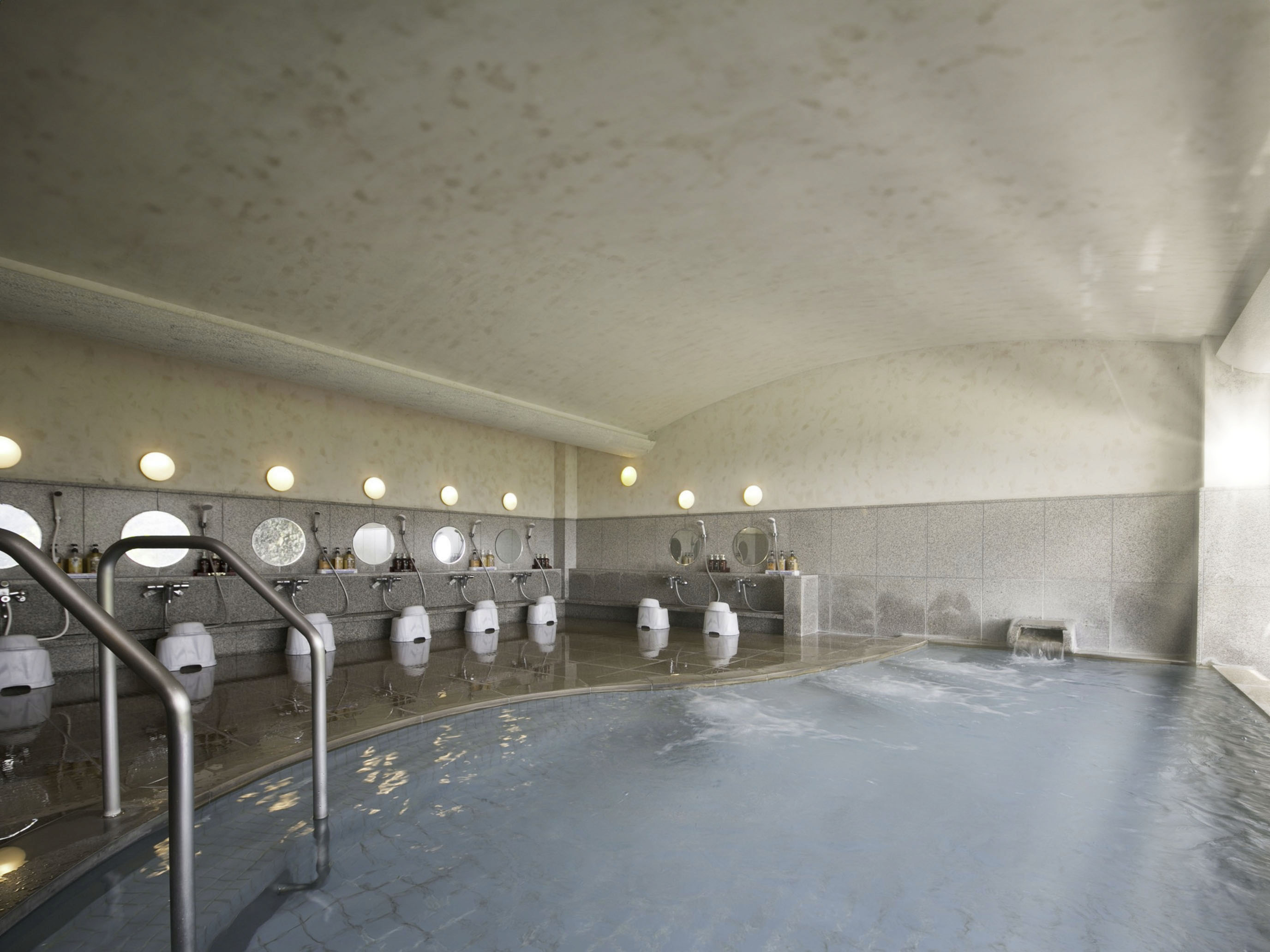 【浴室】広々とした大浴場でゆっくりお寛ぎください