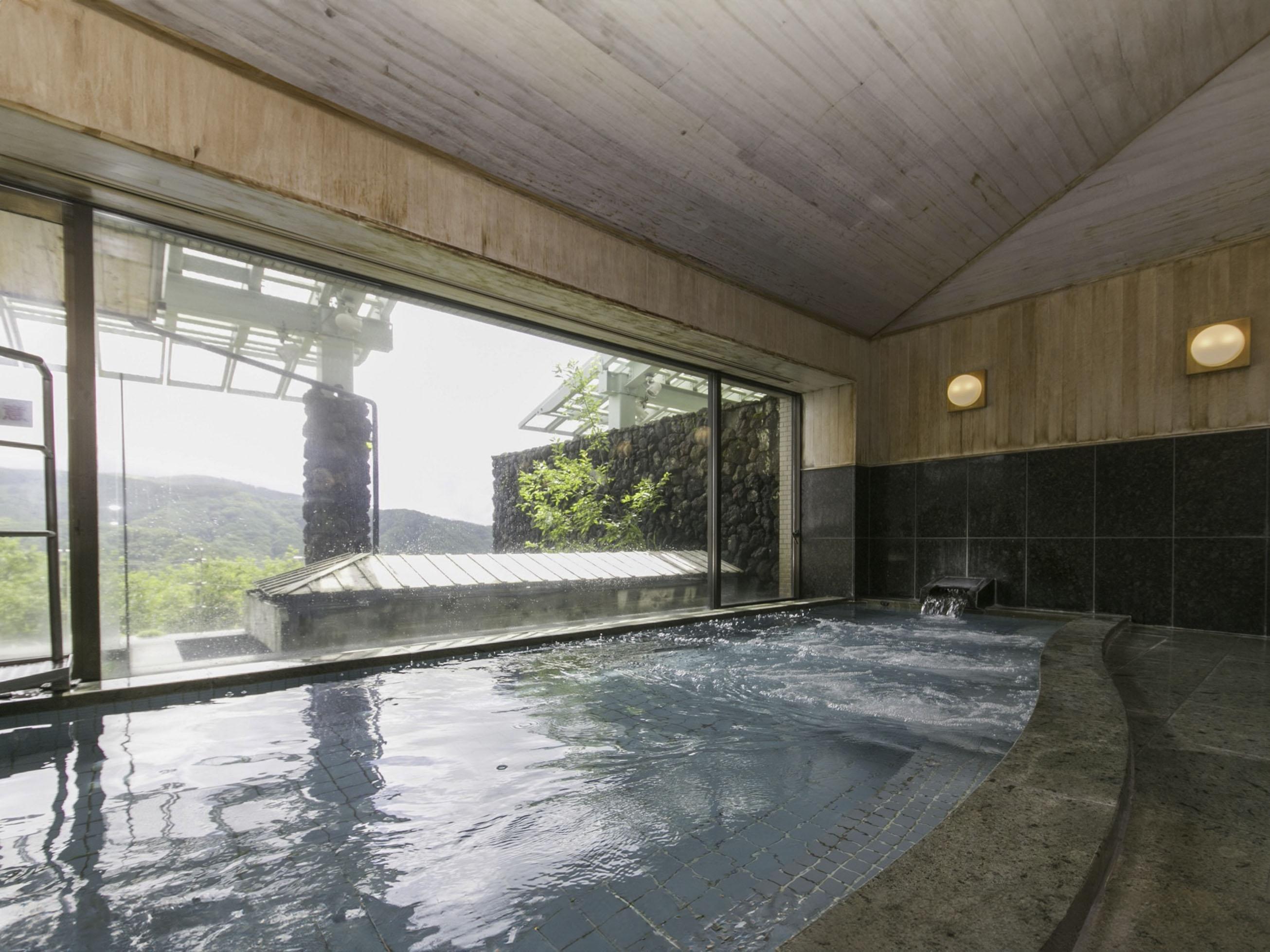 【浴室】窓いっぱいに広がる大自然