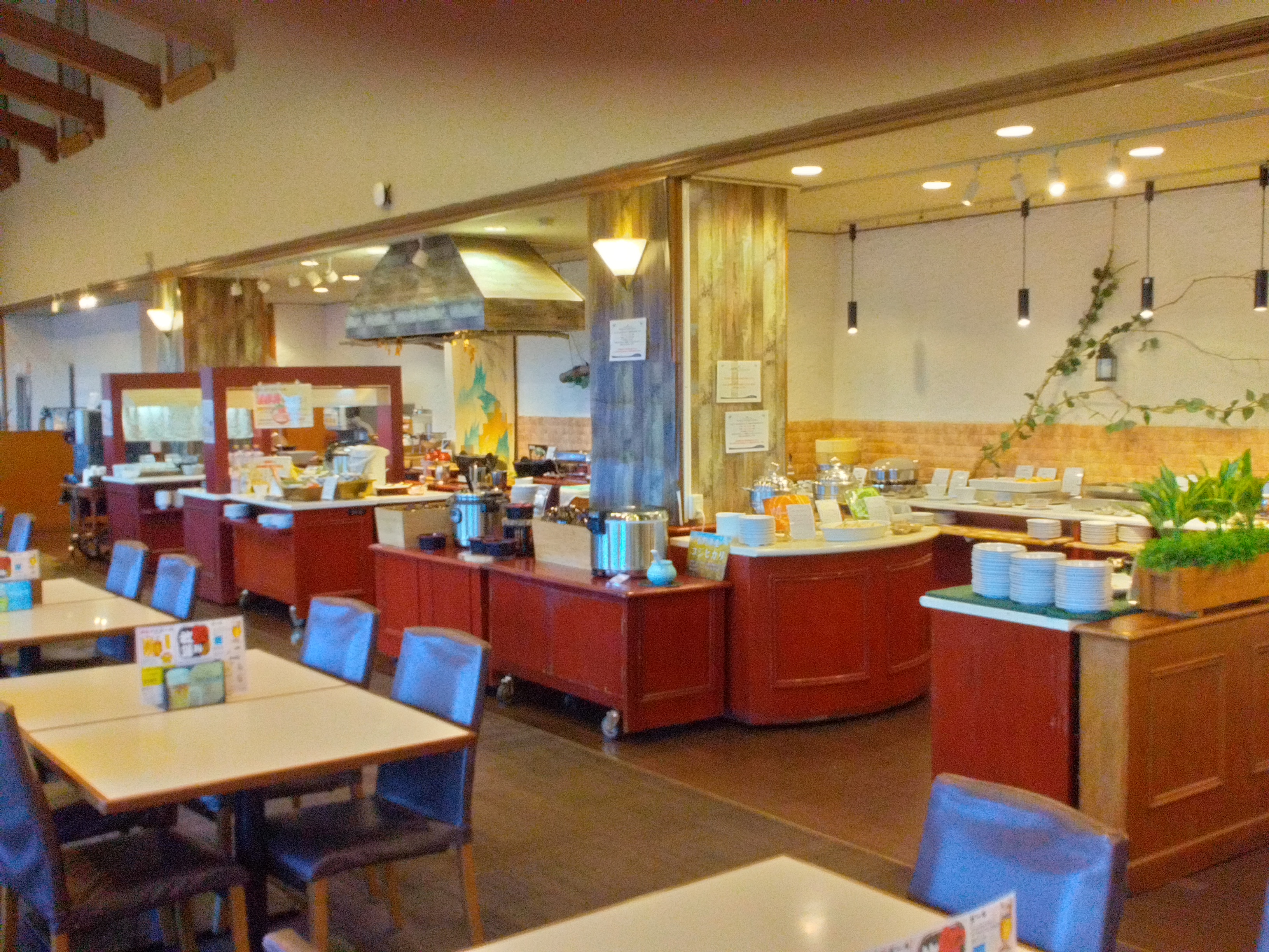 【夕食バイキング】信州の旬の食材を使った彩豊かな夕食バイキングをお楽しみください。