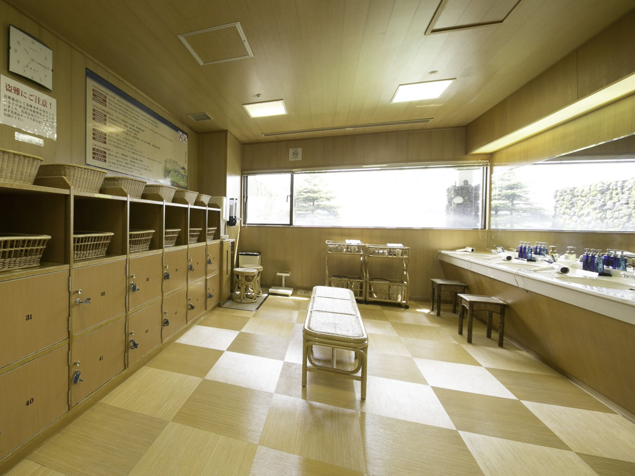 【浴室】大浴場脱衣所には各種アメニティも揃い