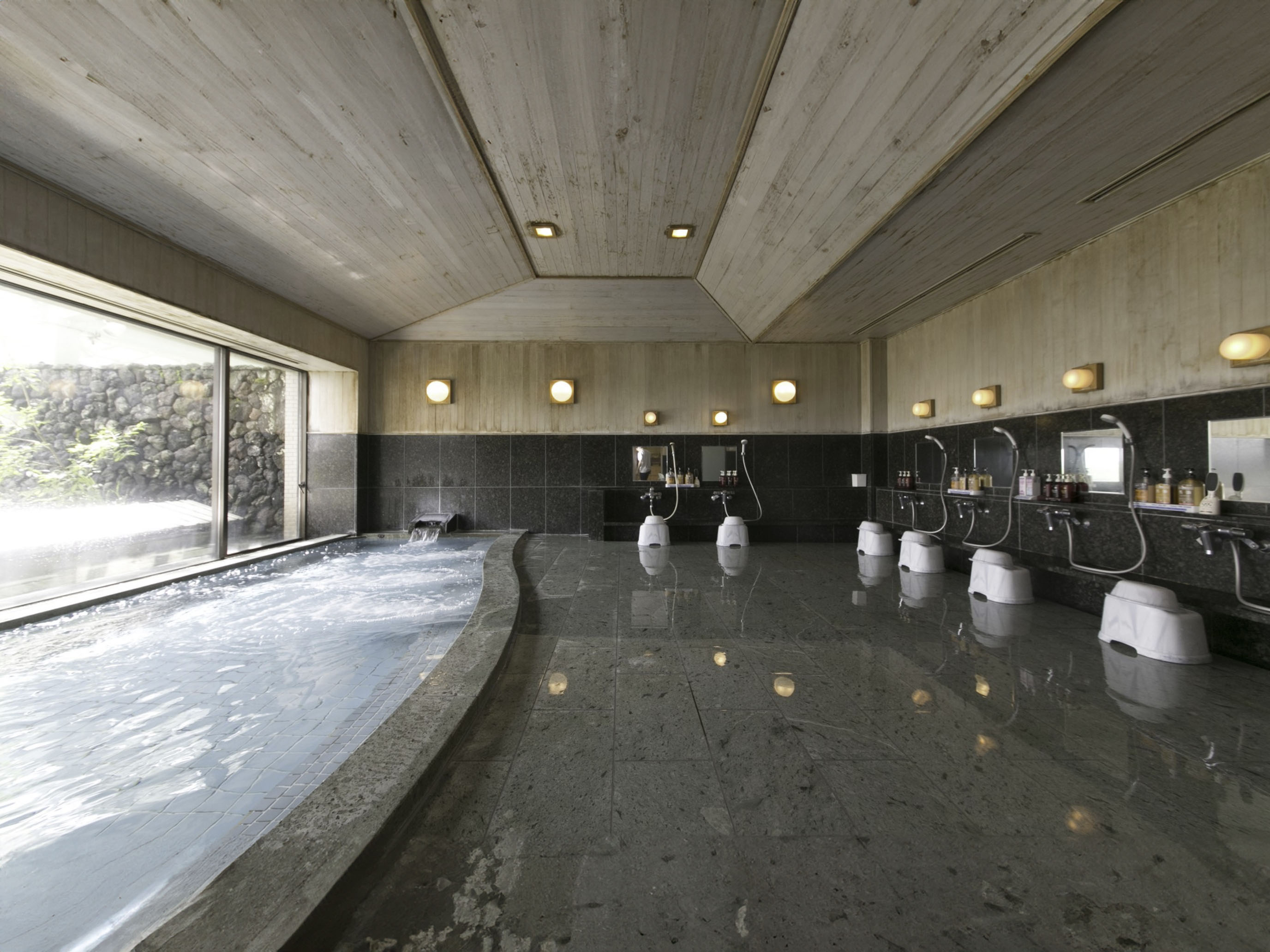 【浴室】広々とした大浴場で旅の疲れをおとりください