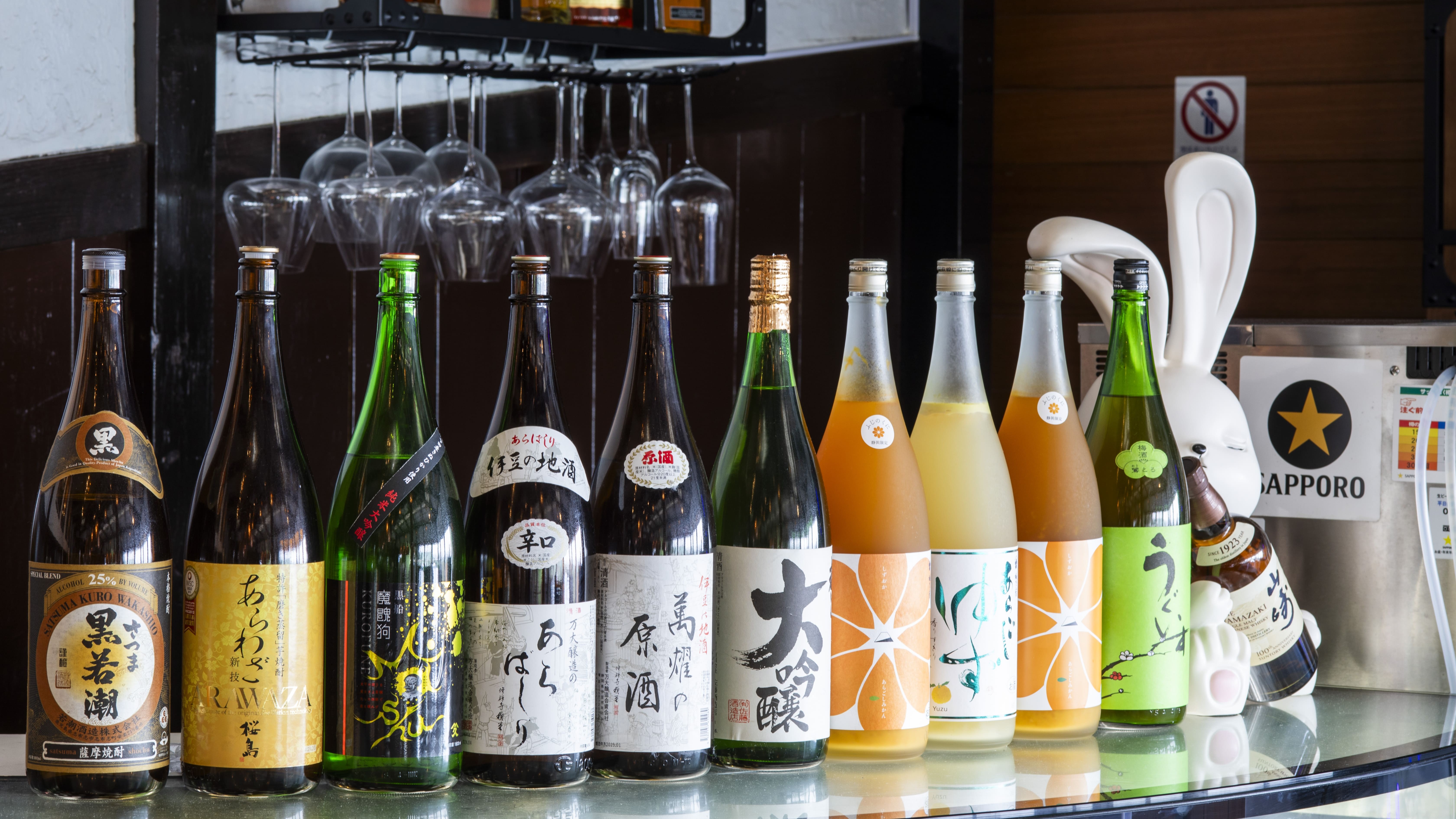 お食事のお供にお酒各種ご用意しております。ワインセラーもございます。