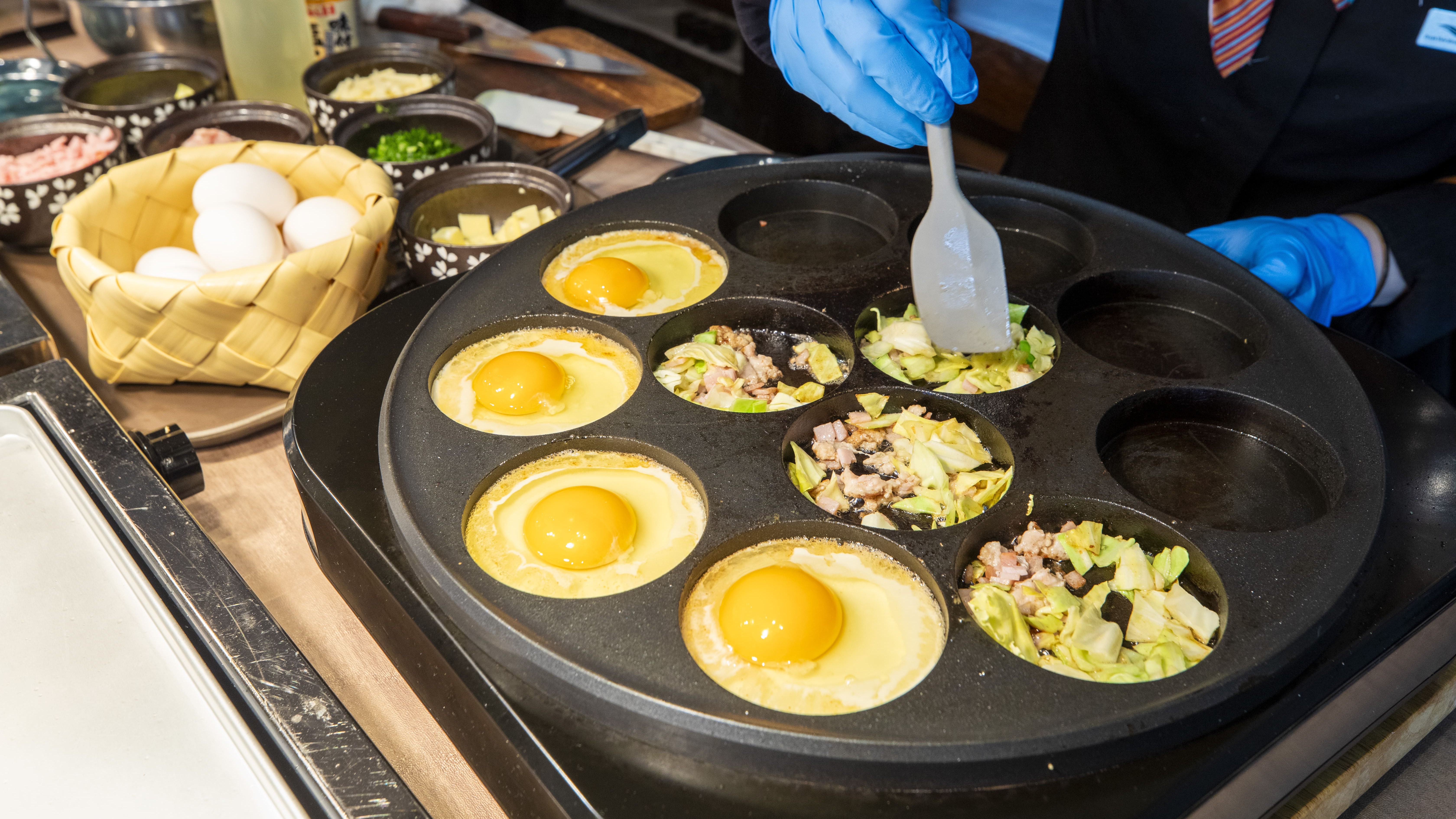 【朝食ビュッフェ】当館オリジナル「博海サンド（丸）」。スタッフがお客様の目の前で作り上げます。