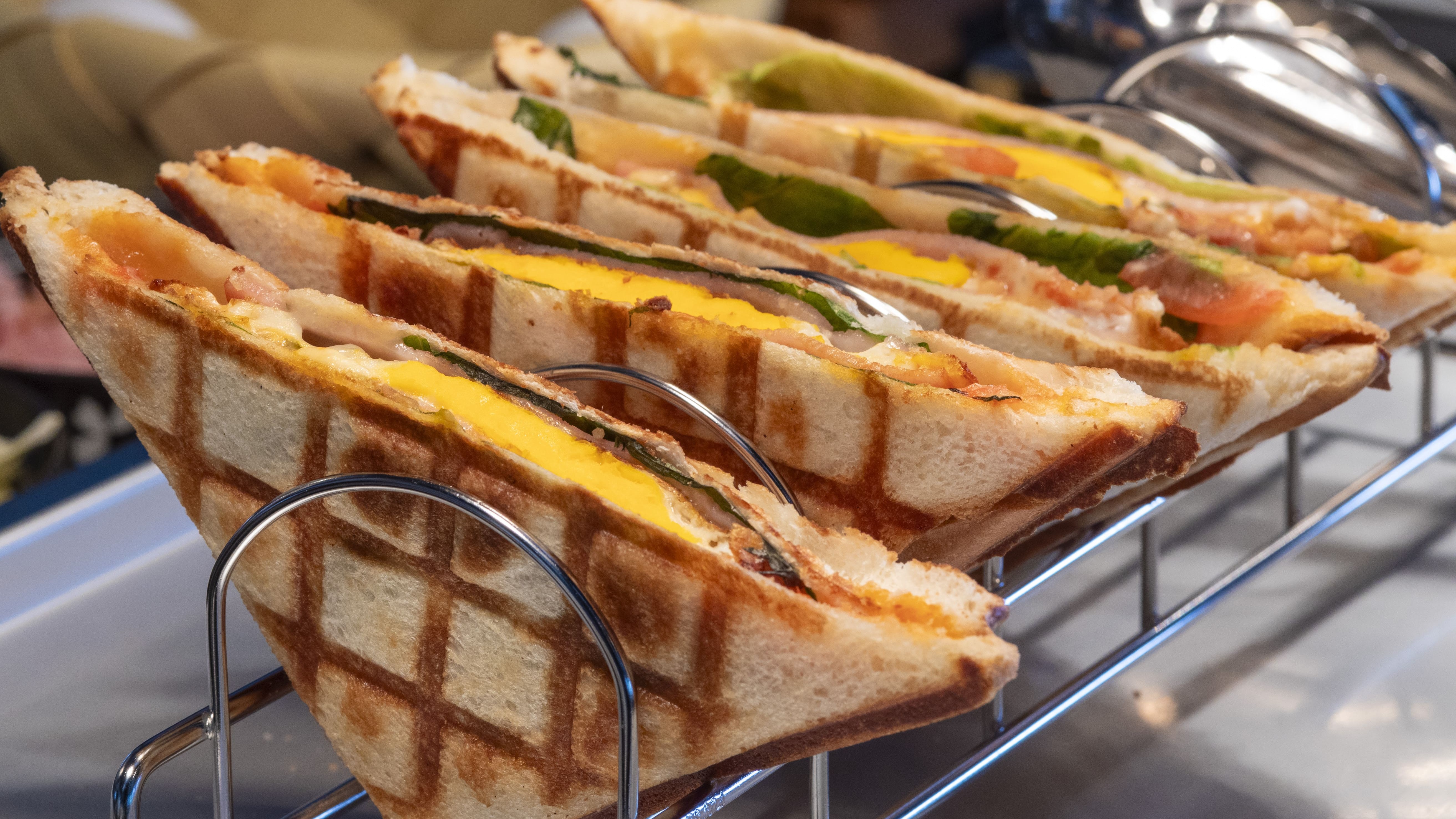 【朝食ビュッフェ】当館オリジナル「博海サンド（三角）」。スタッフがお客様の目の前で作り上げます。