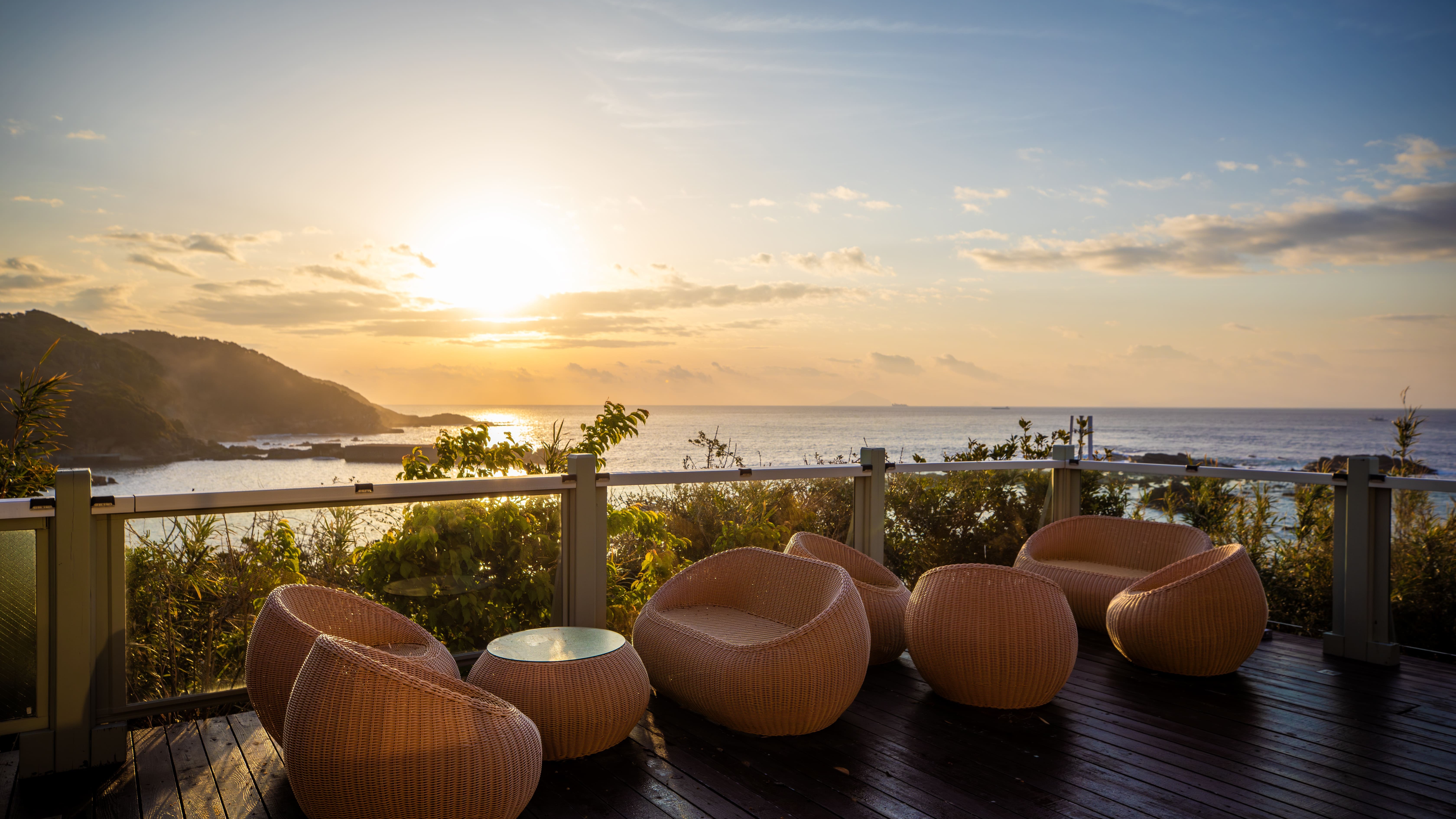 オーシャンビューレストランテラス。朝食ブッフェはテラスでもお召し上がりいただけます。