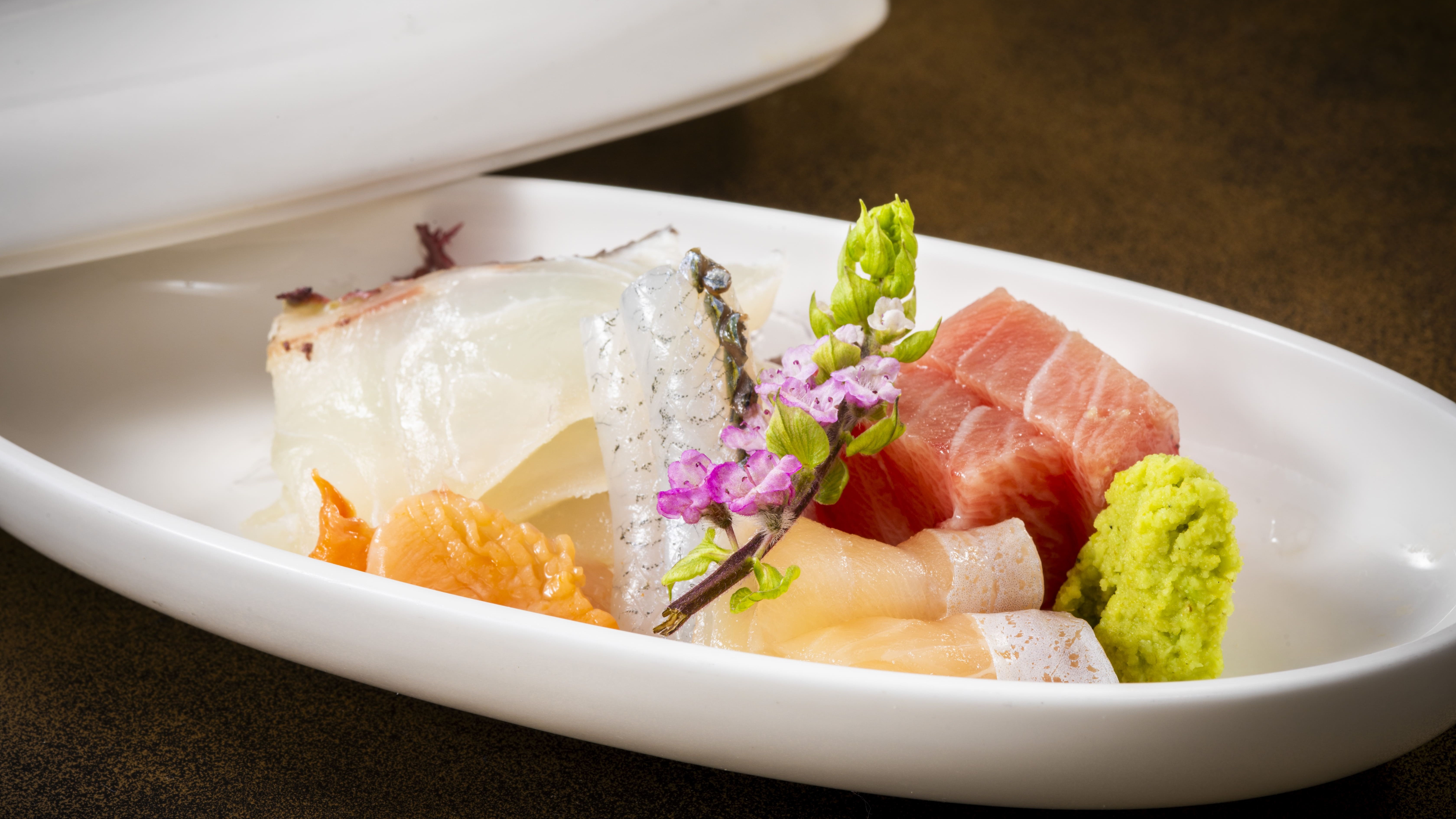 白陶磁器に映える旬魚の御造り盛り合わせ