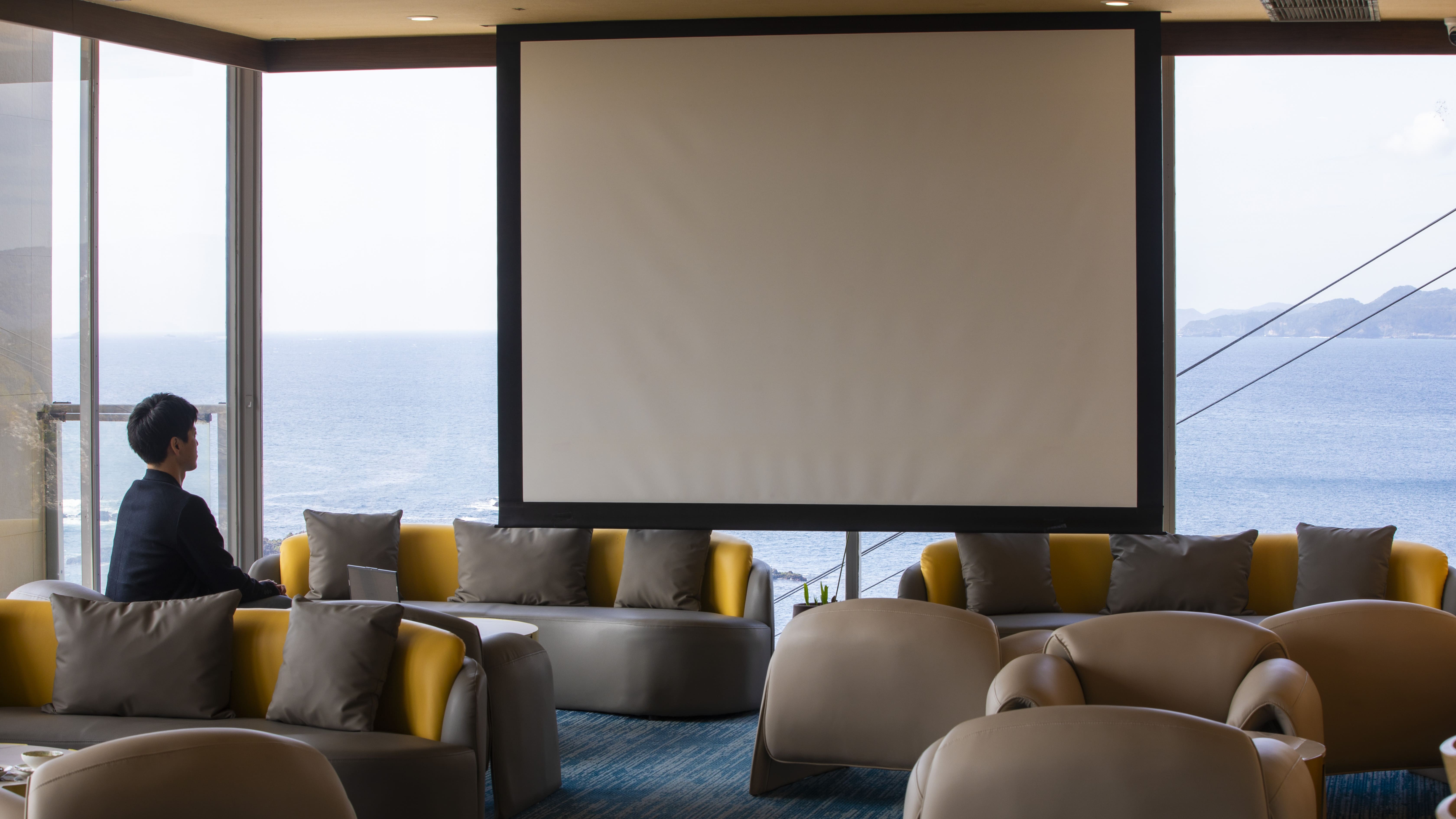 【ラウンジ】プロジェクターもご用意しています。会議等にも使えます。