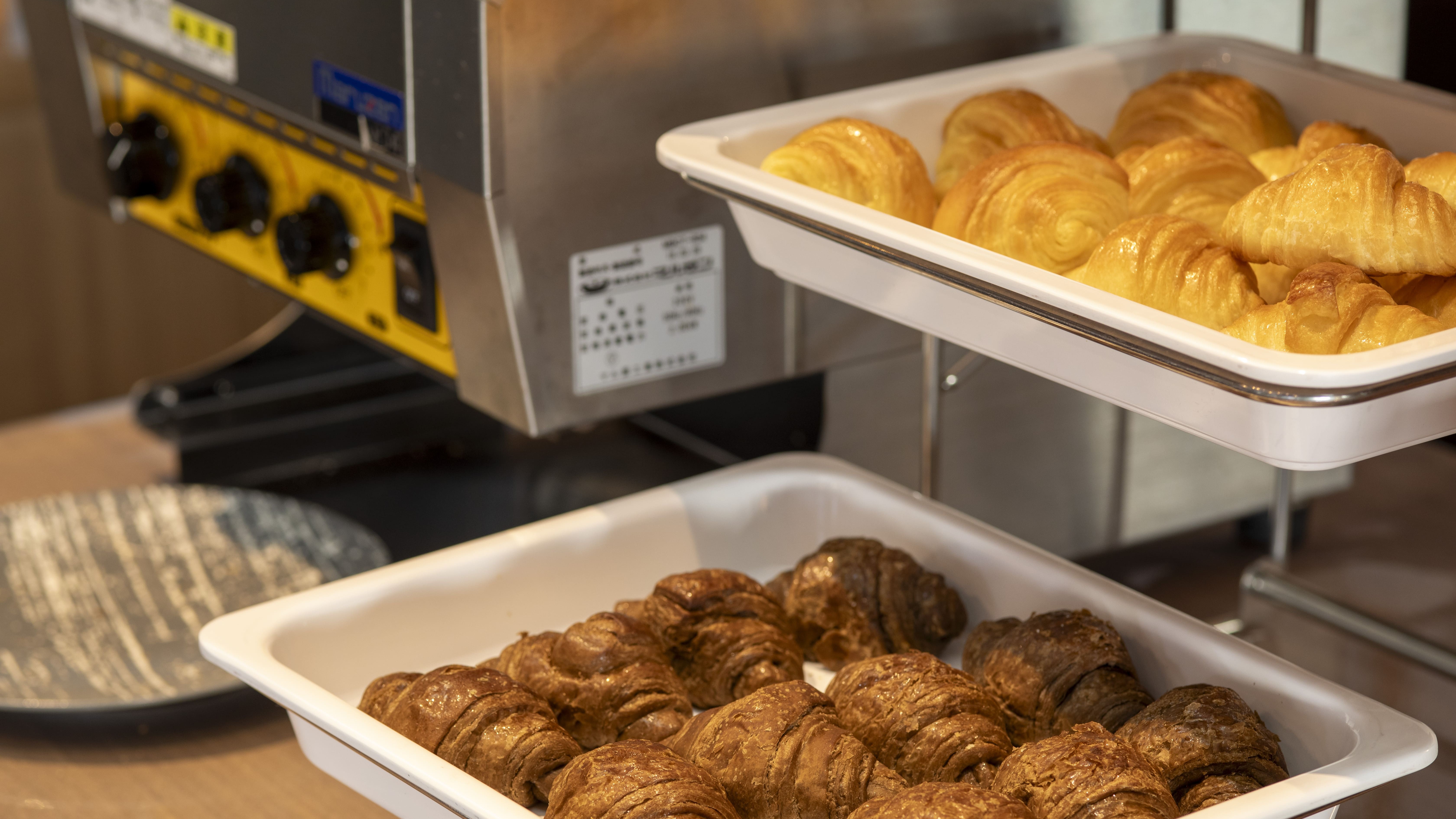 【朝食ビュッフェ】料理長の手作りの逸品が並ぶ和洋折衷のビュッフェ