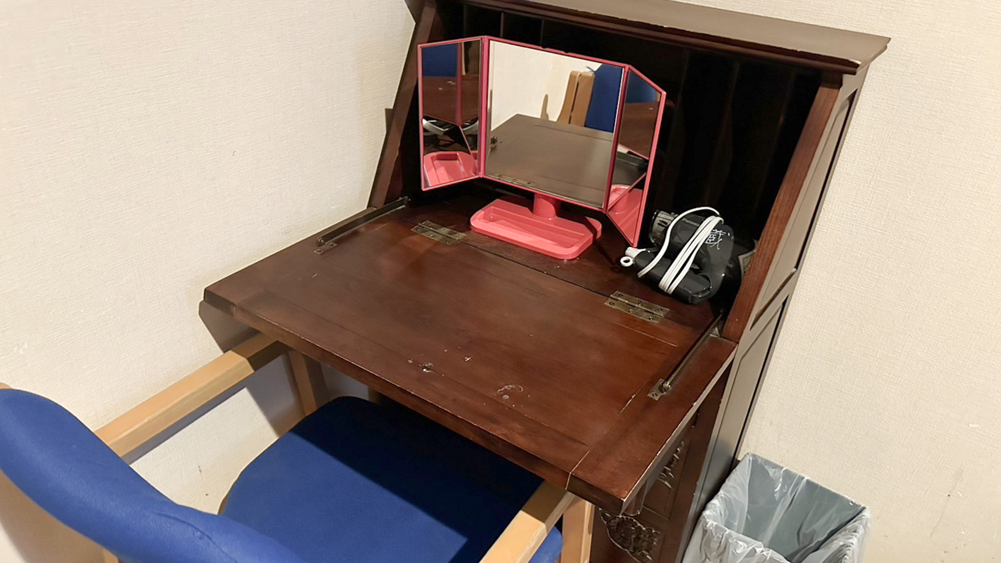 ・【客室設備】朝の支度やちょっとした作業の際に便利なミニデスク。お食事の際もご利用ください