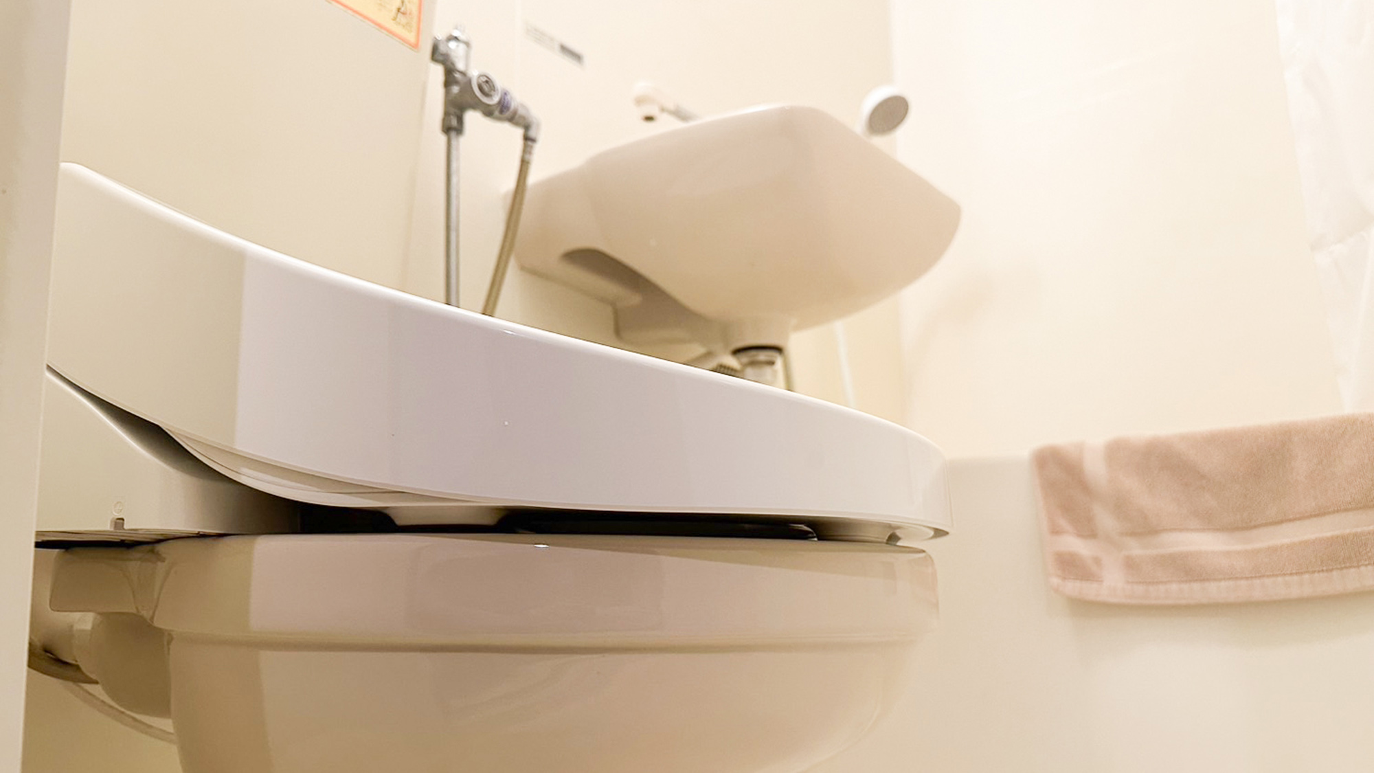 ・【トイレ】ユニットバスながら全室トイレは温水洗浄機能付きで、清潔感ばっちりです