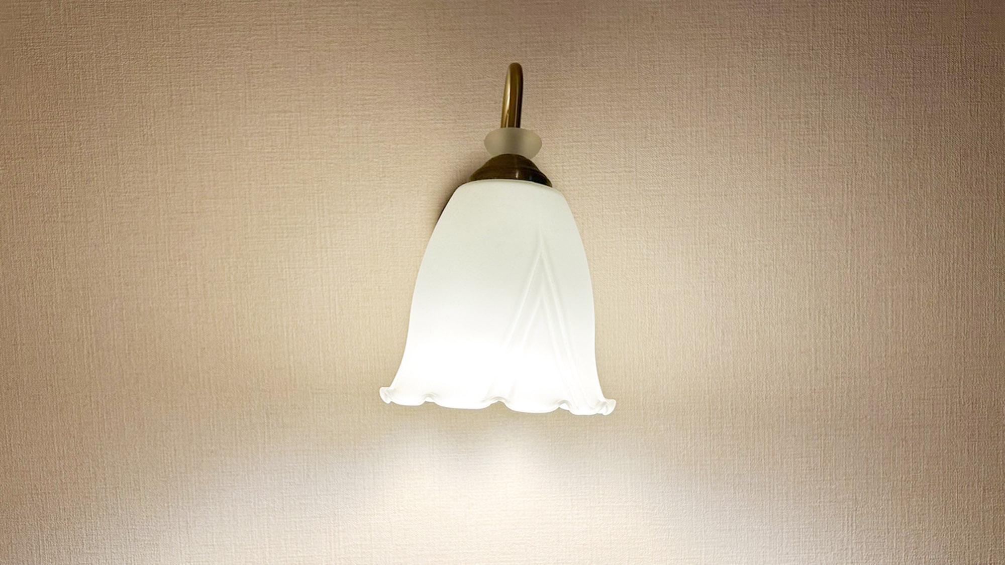 ・【客室設備】花の形が可愛らしいライトが室内を柔らかく照らします。お部屋でゆったりとお寛ぎください