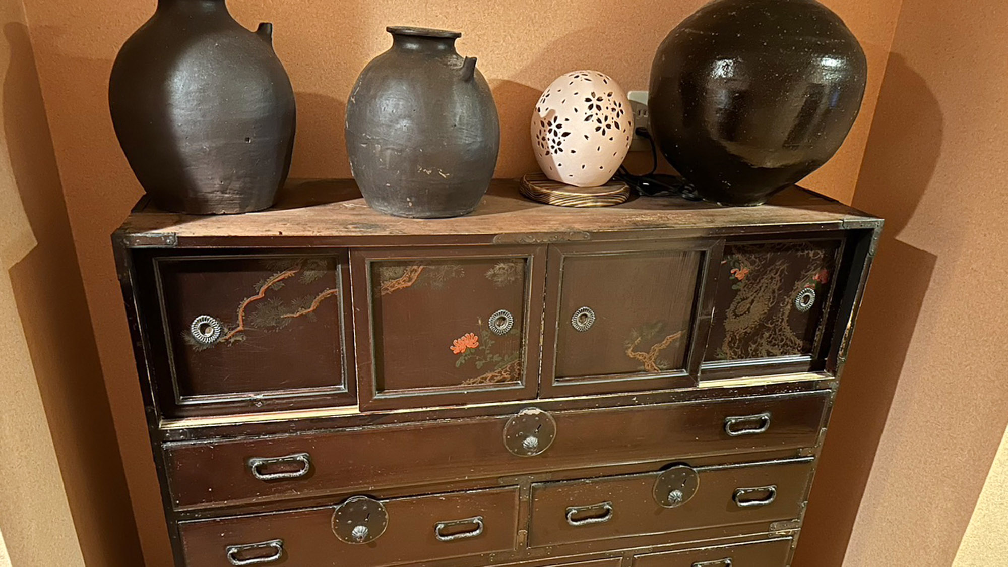 ・【館内設備】和の雰囲気が漂う歴史を感じる箪笥と陶器の組み合わせが印象的な空間です