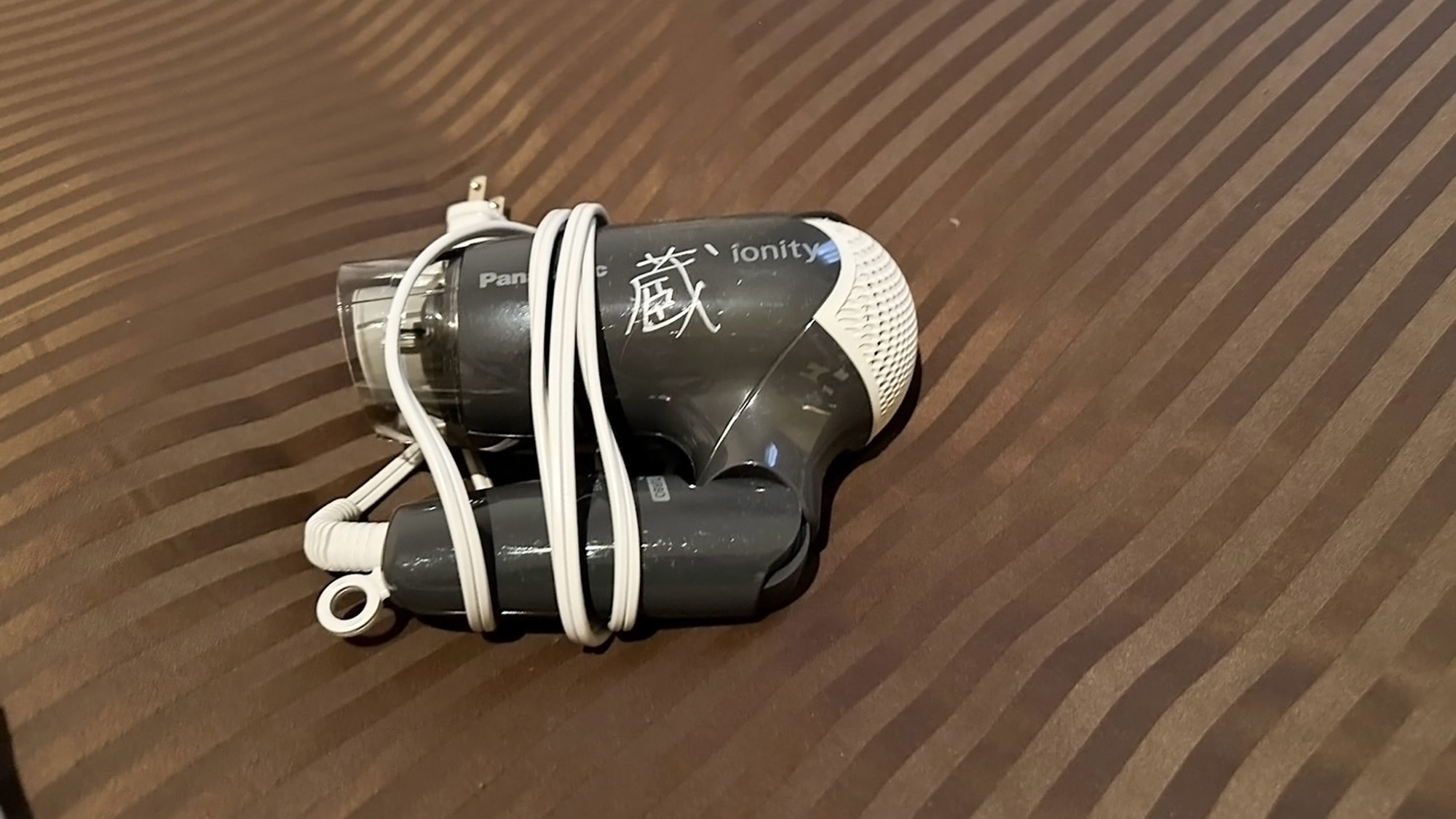 ・【客室設備】ドライヤーは全室に設置がございますので、何度でも気軽に温泉に入っていただけます