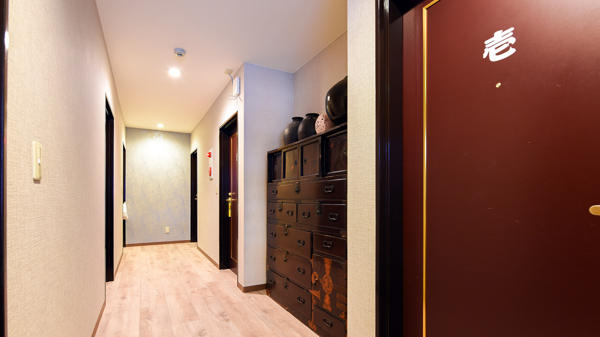 ・【客室フロア】落ち着いた色調が織りなす安らぎ