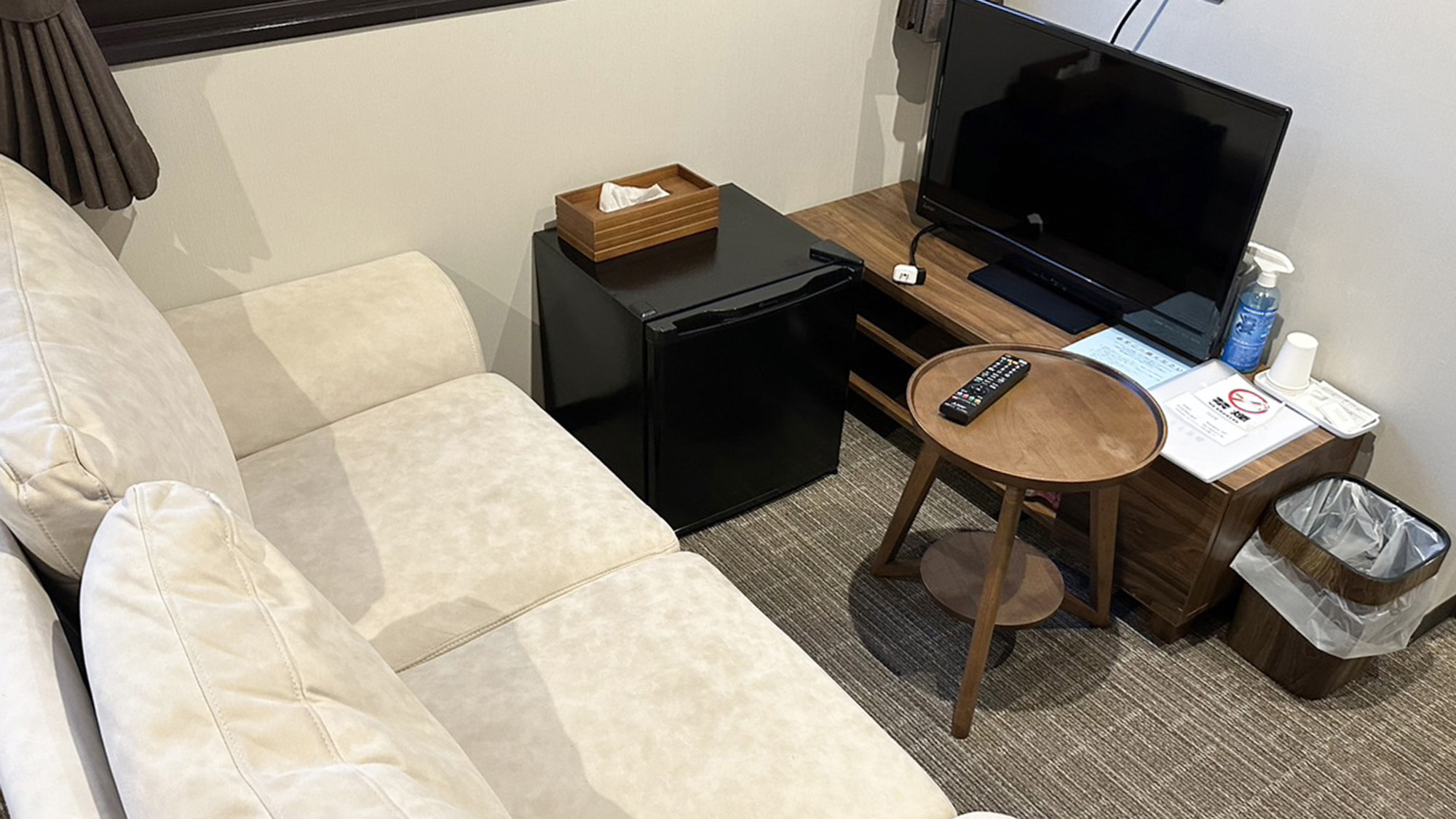 ・【ツインルームB】温泉あがりにほっとひと息つく時間を、居心地のよいソファでお過ごしください