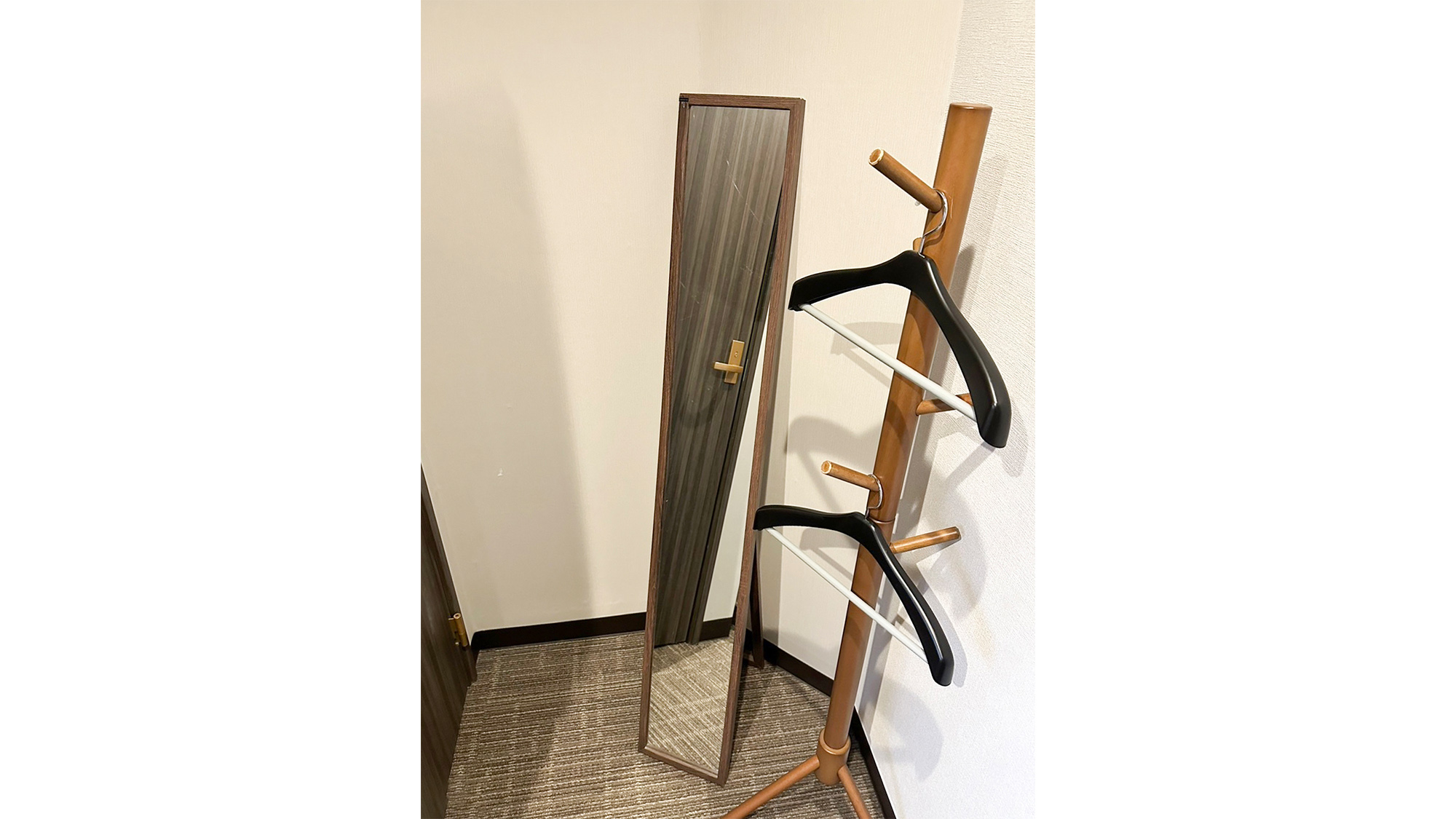 ・【客室設備】全身鏡とハンガーを完備。お出かけ前の身だしなみチェックもお部屋で済ませられます