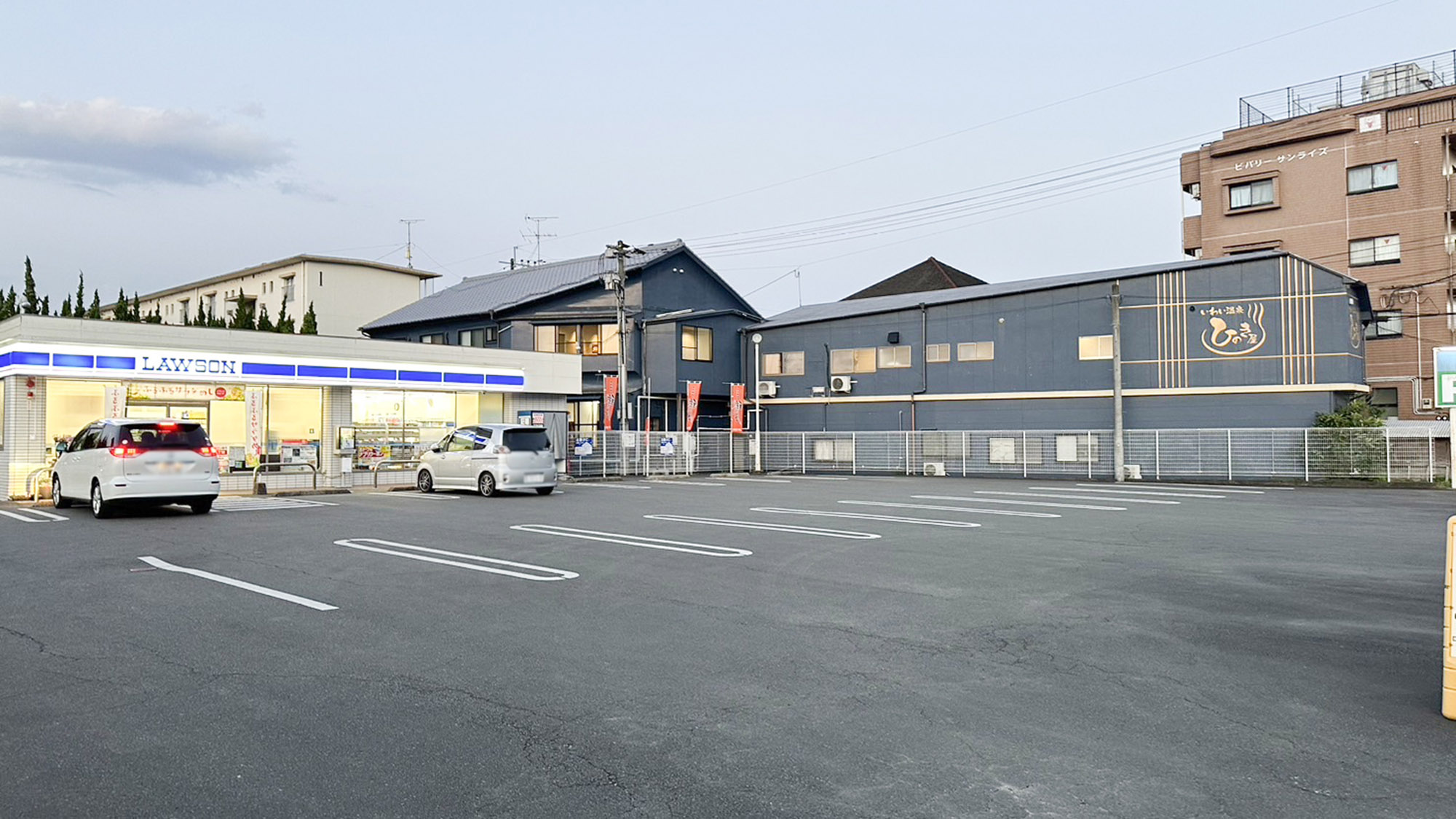 ・【周辺】当施設の真横にコンビニがございます。飲み物やお食事の調達も楽々済ませていただけます