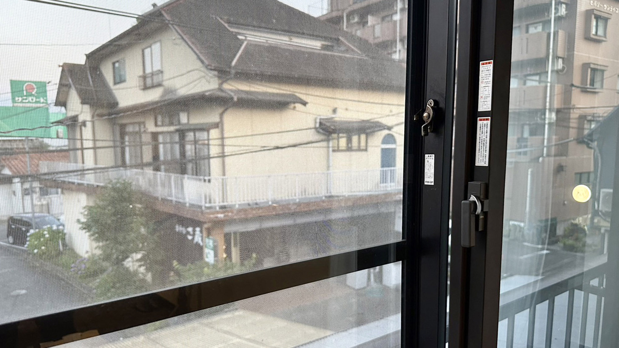 ・【客室】窓は二重サッシになっており、外気温の影響を受けづらく年中快適に過ごすことができます