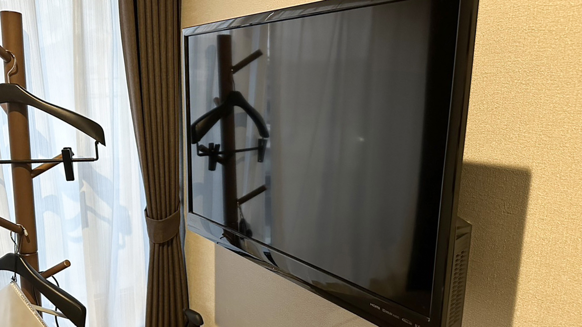 ・【客室設備】壁掛けテレビが設置されており、ちょっとした空き時間も暇することなくお過ごしいただけます