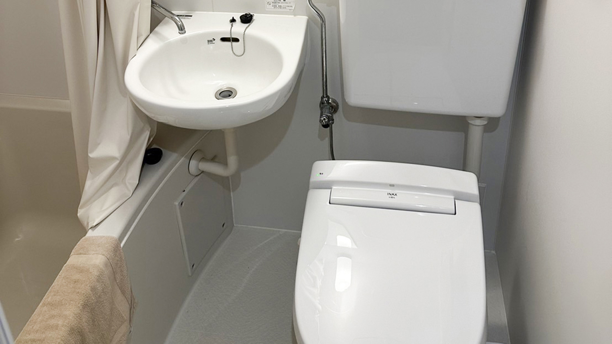 ・【浴室】使い勝手のよいユニットバス。お出かけ前などさっと入浴を済ませたい際にご利用ください