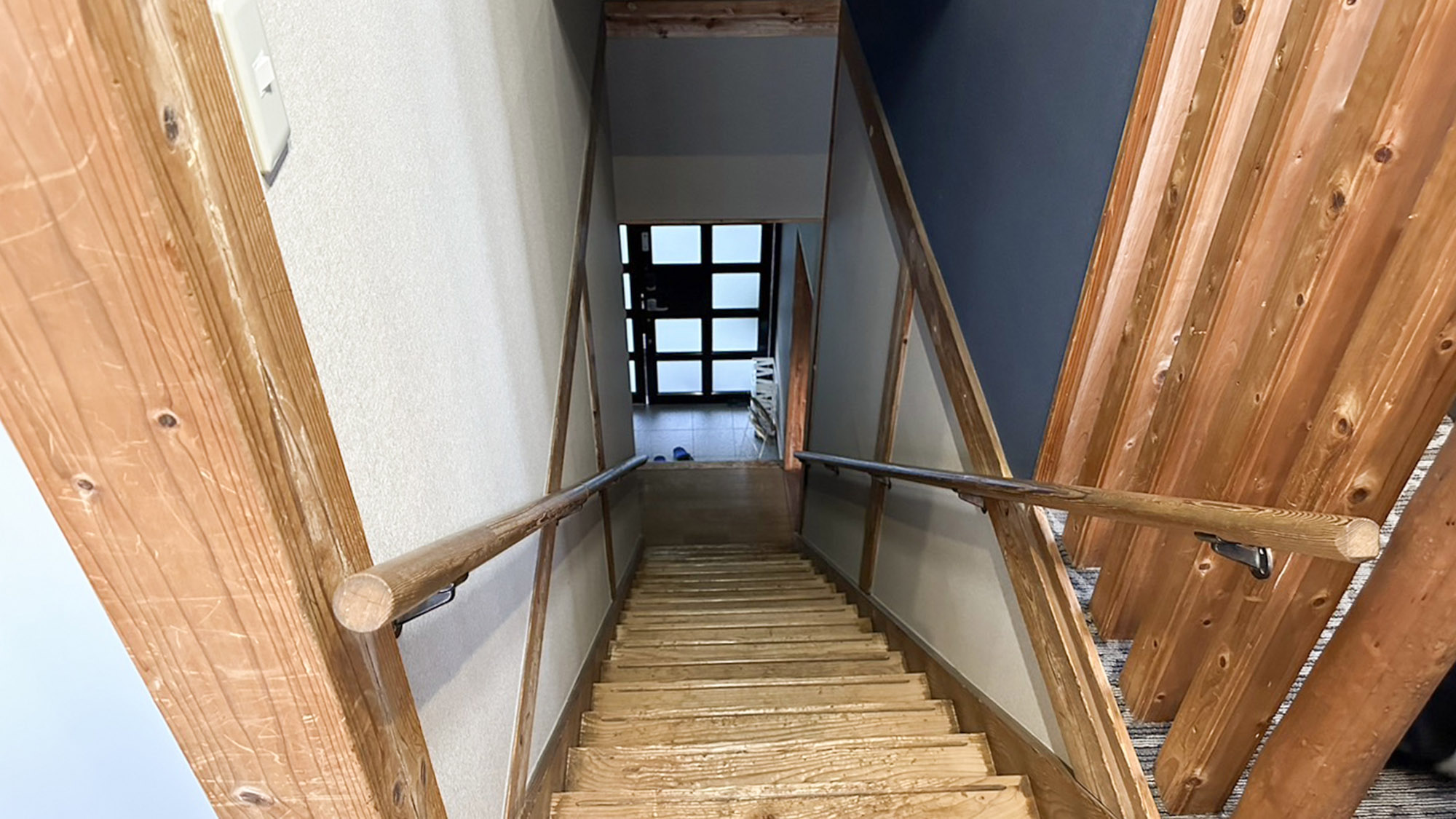 ・【館内】お部屋のある2階への移動は階段のみになりますので、予めご了承ください